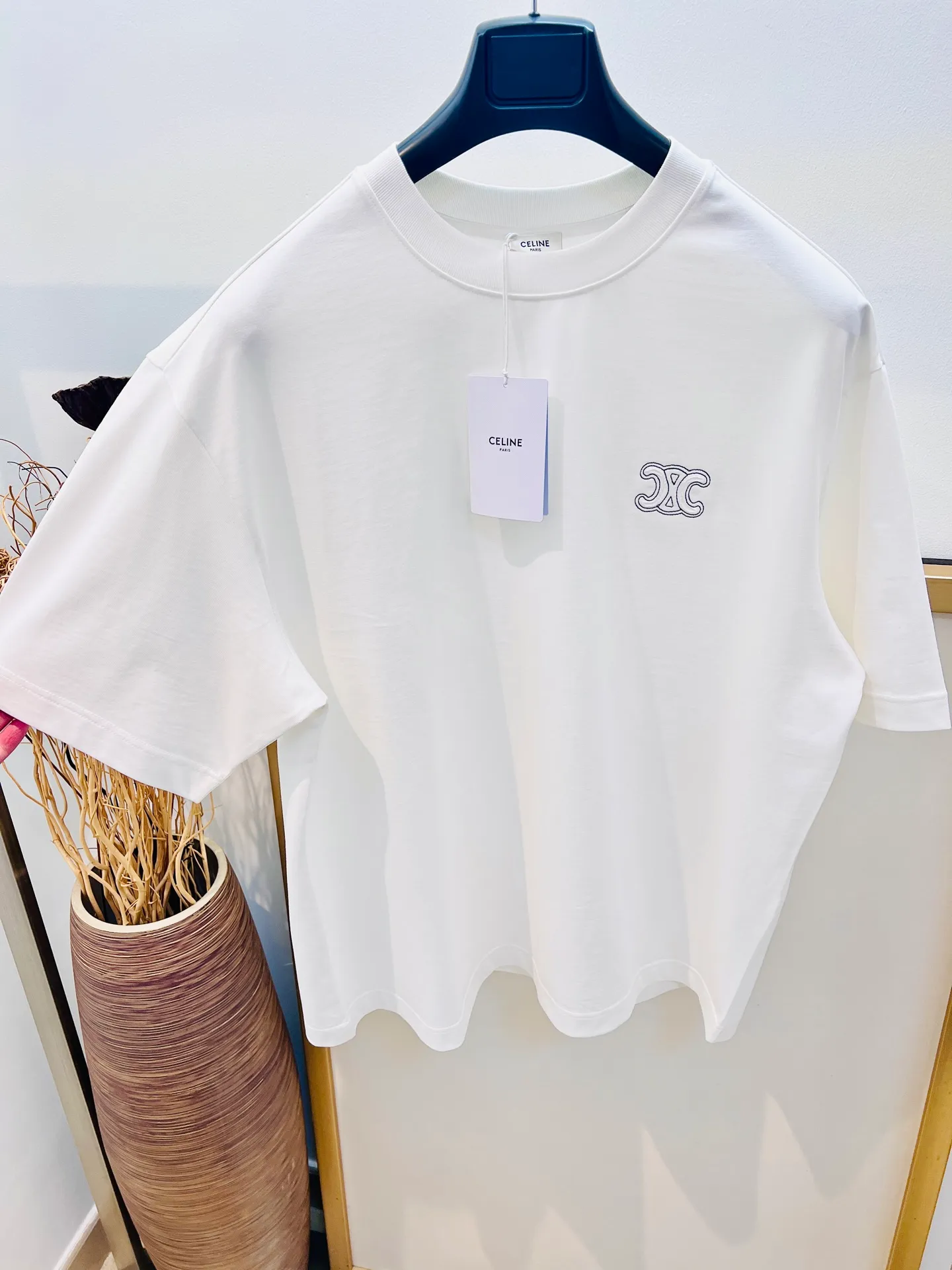 🅿️230 🌈Size: s/m/l/xl Wide version in black and white, same style for men and women 1973538250081 Cel*ne/Celin 2025FW Spring and Summer Series Hollow embroidered three-dimensional destruction of logo letters Heavy cotton with loose fit half-sleeved T-shirt Washing method: Dry clean or wrap in a laundry bag on the back, wash separately and iron on the back at medium temperature! Do not soak/wash in warm water!