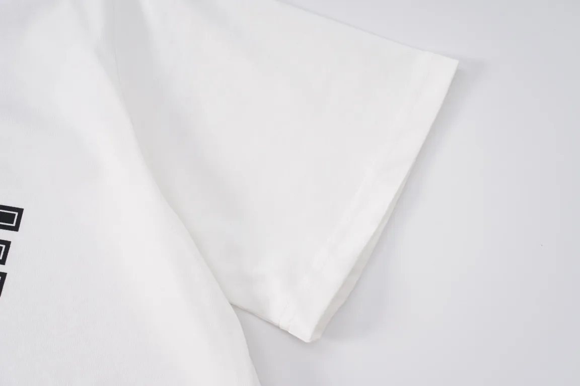 🅿️180 CELINE/Celine classic letter printed short-sleeved CE short-sleeved T-shirt with refreshing and clean temperament. Summer T-shirt season is here, are you ready? ! Made of selected thick plain woven cotton, the texture of the fabric is porcelain and very elegant. The high-weight cotton is very breathable and moisture-wicking. The loose T-shirt is cut in a loose fit, which is looser than ordinary casual T-shirts. OVERSIZE's street style. The upper body is like a fashion girl, a trendy BOY. The CE letter logo on the chest embellishes the overall sense of luxury. The matte frosted foam craftsmanship is very classy. Customized cross rib collar, the collar will not deform after a lifetime of wear! , the simple style is easy to wear and versatile. The temperament is refreshing and clean, very tender; elegant and fashionable! No matter how you match it with your upper body, it is always a very elegant style! Size:XS S M L