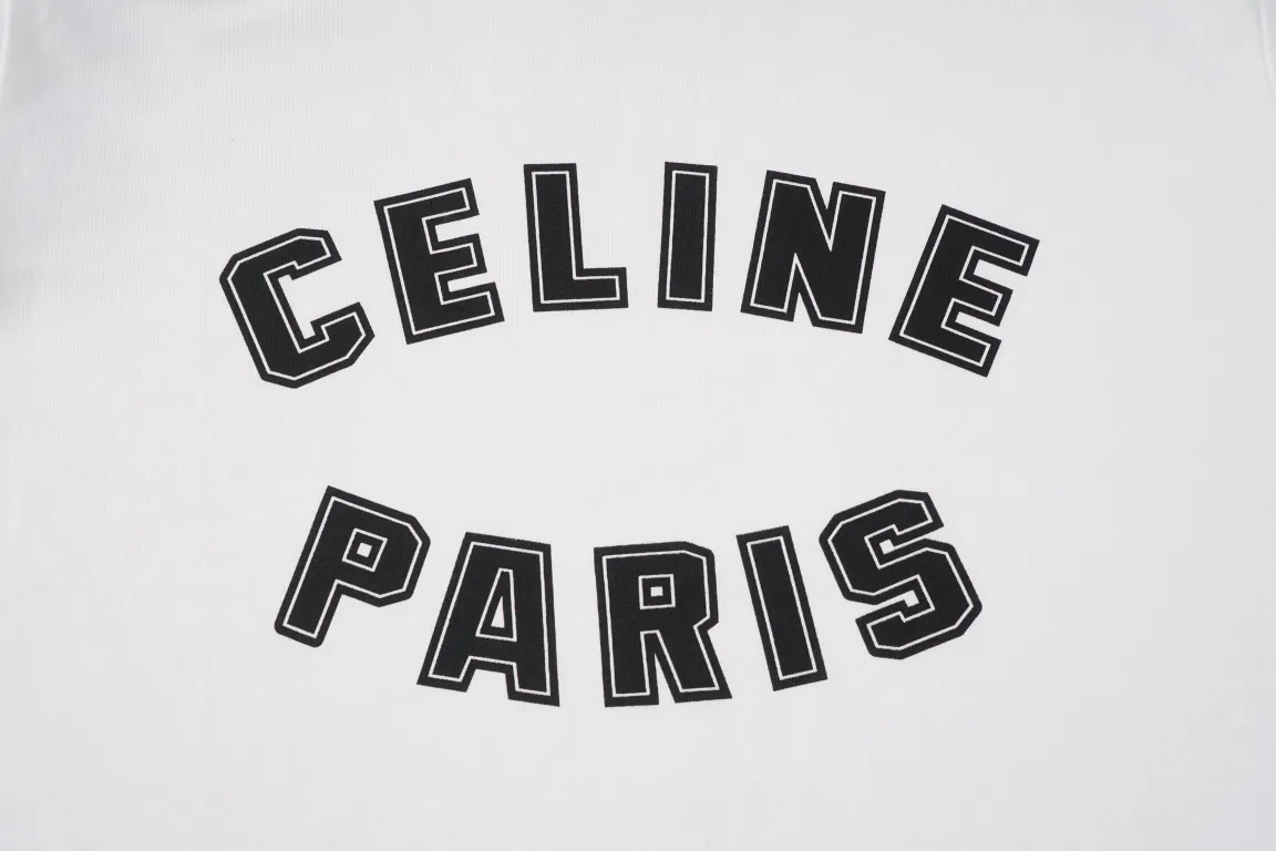 🅿️180 CELINE/Celine classic letter printed short-sleeved CE short-sleeved T-shirt with refreshing and clean temperament. Summer T-shirt season is here, are you ready? ! Made of selected thick plain woven cotton, the texture of the fabric is porcelain and very elegant. The high-weight cotton is very breathable and moisture-wicking. The loose T-shirt is cut in a loose fit, which is looser than ordinary casual T-shirts. OVERSIZE's street style. The upper body is like a fashion girl, a trendy BOY. The CE letter logo on the chest embellishes the overall sense of luxury. The matte frosted foam craftsmanship is very classy. Customized cross rib collar, the collar will not deform after a lifetime of wear! , the simple style is easy to wear and versatile. The temperament is refreshing and clean, very tender; elegant and fashionable! No matter how you match it with your upper body, it is always a very elegant style! Size:XS S M L