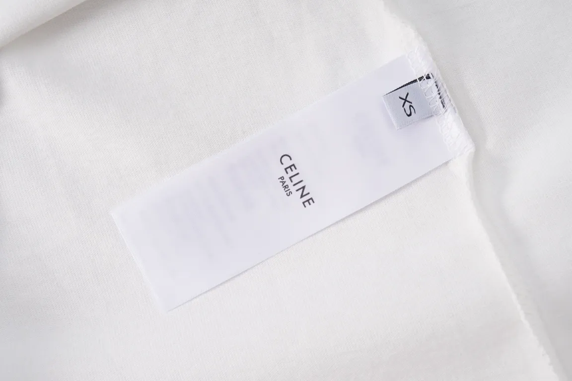 🅿️180 CELINE/Celine classic letter printed short-sleeved CE short-sleeved T-shirt with refreshing and clean temperament. Summer T-shirt season is here, are you ready? ! Made of selected thick plain woven cotton, the texture of the fabric is porcelain and very elegant. The high-weight cotton is very breathable and moisture-wicking. The loose T-shirt is cut in a loose fit, which is looser than ordinary casual T-shirts. OVERSIZE's street style. The upper body is like a fashion girl, a trendy BOY. The CE letter logo on the chest embellishes the overall sense of luxury. The matte frosted foam craftsmanship is very classy. Customized cross rib collar, the collar will not deform after a lifetime of wear! , the simple style is easy to wear and versatile. The temperament is refreshing and clean, very tender; elegant and fashionable! No matter how you match it with your upper body, it is always a very elegant style! Size:XS S M L