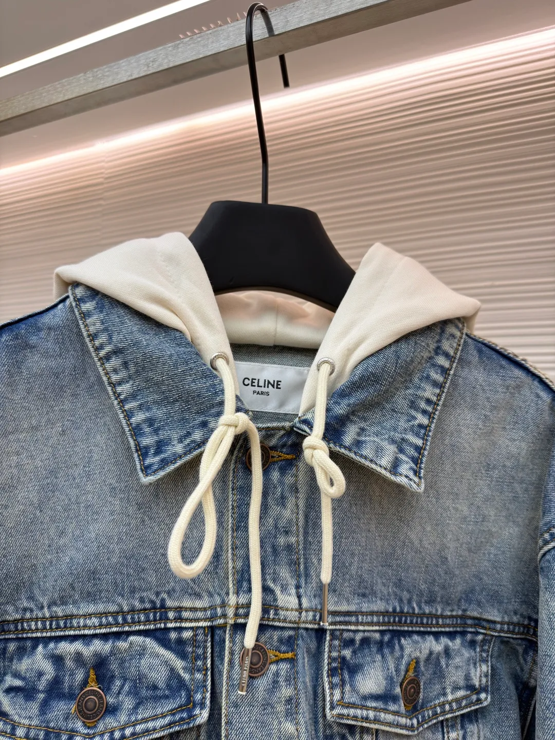 Celine hooded denim jacket ●Original version: Purchased and developed for 14500 ●Item number: 1682202-B40 ●Material: denim fabric ●Technology: Made with pure handmade high-elastic offset printing technology ●Color: blue and white ●Type: fitted version ●Weight: about 1195 grams ●Size: S-M-L-XL ●Description: Customized high-density cotton twill denim fabric, full of texture, comfortable and close to the skin, with classic light blue denim background Innate freedom and spontaneity. The front panel is simple and neat in the clean fit style. The Celine mark is on the hood. It is not noisy but has its own sound. The original charm of the denim jacket is outlined with clean and neat lines. It has the charm of simplicity and the charm of versatility. The whole piece of clothing is washed with medium filtration and uses a special solution to remove stains and slight fading. Then it is washed with snowflakes. The color is faded through strong washing methods to make the color more uniform. The workmanship is complex and pure manual high-elastic offset printing technology. Every coloring and every pressing has been repeatedly pulled. It still maintains the original shape and color during washing and other processes. It can better reflect the craftsman's exquisite skills and control of details. The whole piece of clothing is stitched using an embedded clamp machine. The embedded clamp machine can control the distance between the double needles by changing the needle position. Achieve seamless splicing, smooth and tidy. The overall wiring is straight and delicate, the fabric is comfortable and soft, and the color is consistent without color difference. It can be matched with the same style to create a fashionable look and control various occasions. Customized accessories, complete with three standards, same style for men and women!