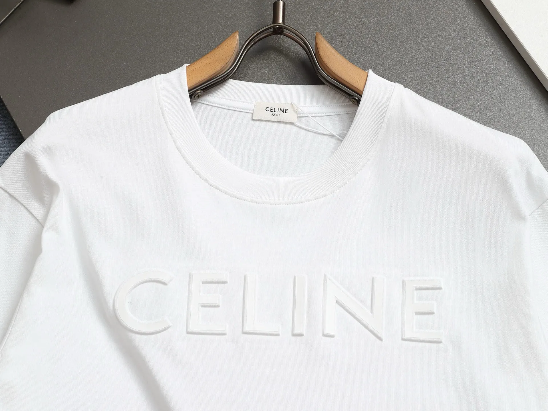 🅿️170 [Boutique] CELINE 3D three-dimensional embossed short-sleeved fabric: specifications are made of solid 280g 100% cotton, Lamborghini in knitting, custom-woven and dyed! It is a highly sensitive special color. Our requirement for the fabric is to use imported dyes under UV light and D65 light. It took half a month to adjust the color. The color thickness cannot be achieved by ordinary dyes. The cost of the fabric is twice that of ordinary color fabrics. The cost is extremely expensive!                  Printing: Using imported glue, no burrs, the printing texture is clearly visible, the printing details can be seen in the picture, the thickness and texture are completely restored, the wiring workmanship is produced with high requirements, and it is impeccable! Packaging: 12C thickened packaging bag, supporting thickened glossy paper and anti-counterfeiting buckle.                          Size: XS S M L
