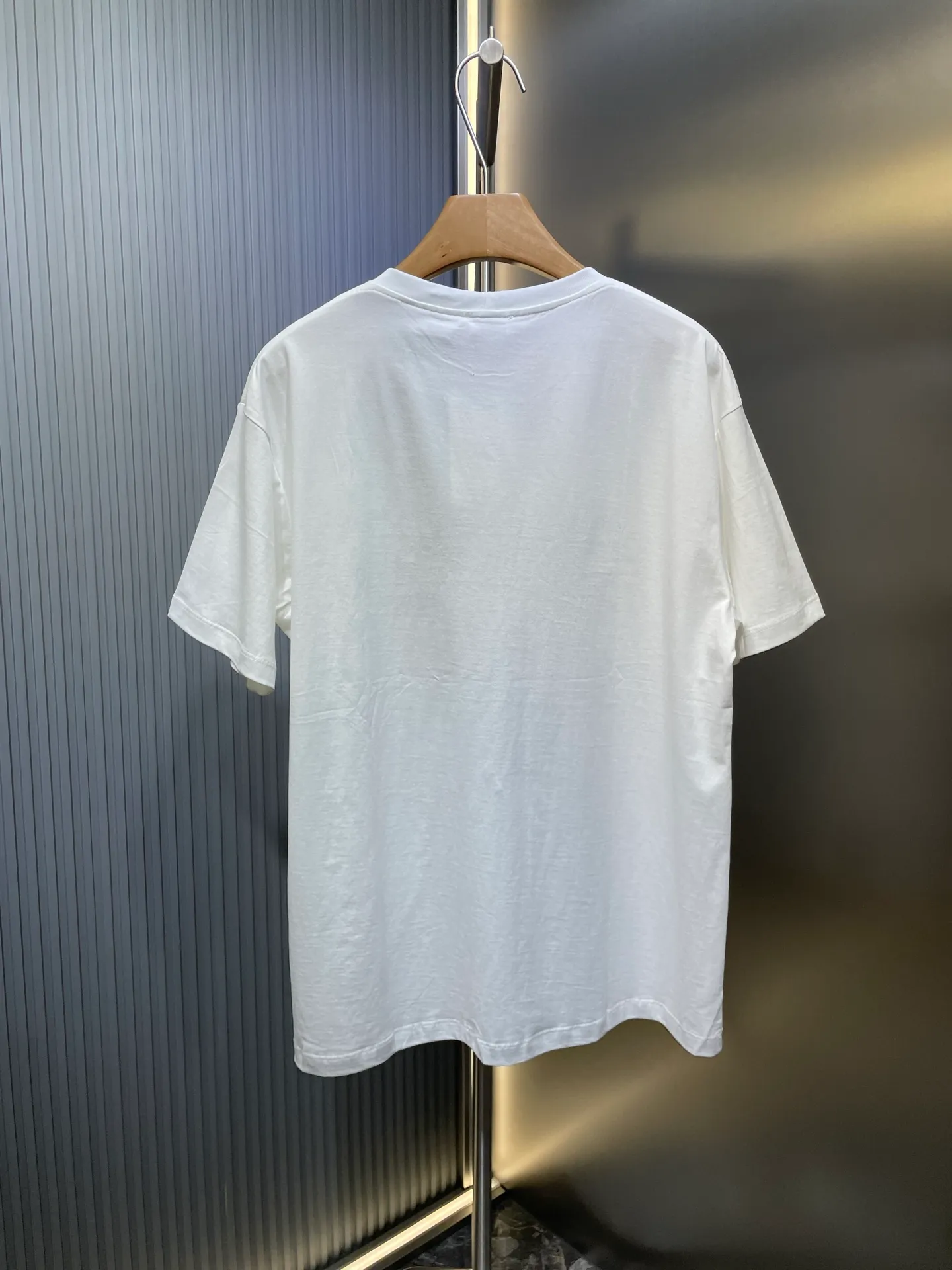 🅿️300 Celine studded short sleeves. Customized 1:1. 60 mercerized double-strand off-white and 1*1 Salona 280g. Soft to the touch, comfortable and skin-friendly. Add rivets on the front to enhance the visual effect of the item (54 rivets). The upper body is lazy and casual, showing temperament and style. Process 1: The 54 rivets on the front are all positioned manually one by one. The daily output is low, the loss is extremely high, and the workmanship is cumbersome. (There was a crooked hit during the nailing process, and the entire piece was wasted and the loss was extremely high) Process 2: The fabrics are washed and have a better hand feel. They are not easy to deform, shrink or fade. They maintain long-term beauty. Accessories: Customized 1:1 all-copper rivets (no rust, strong and strong, crisp sound) Customized 1:1 Celine trademark Version: Loose version Size: S M L Style: 23299-A55