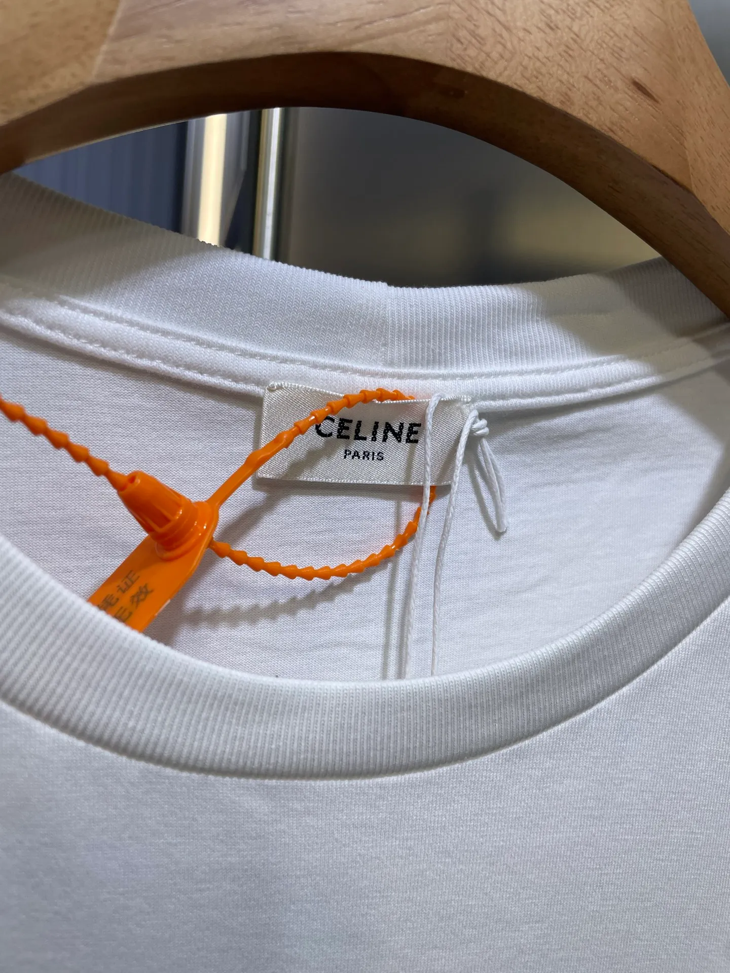 🅿️300 Celine studded short sleeves. Customized 1:1. 60 mercerized double-strand off-white and 1*1 Salona 280g. Soft to the touch, comfortable and skin-friendly. Add rivets on the front to enhance the visual effect of the item (54 rivets). The upper body is lazy and casual, showing temperament and style. Process 1: The 54 rivets on the front are all positioned manually one by one. The daily output is low, the loss is extremely high, and the workmanship is cumbersome. (There was a crooked hit during the nailing process, and the entire piece was wasted and the loss was extremely high) Process 2: The fabrics are washed and have a better hand feel. They are not easy to deform, shrink or fade. They maintain long-term beauty. Accessories: Customized 1:1 all-copper rivets (no rust, strong and strong, crisp sound) Customized 1:1 Celine trademark Version: Loose version Size: S M L Style: 23299-A55
