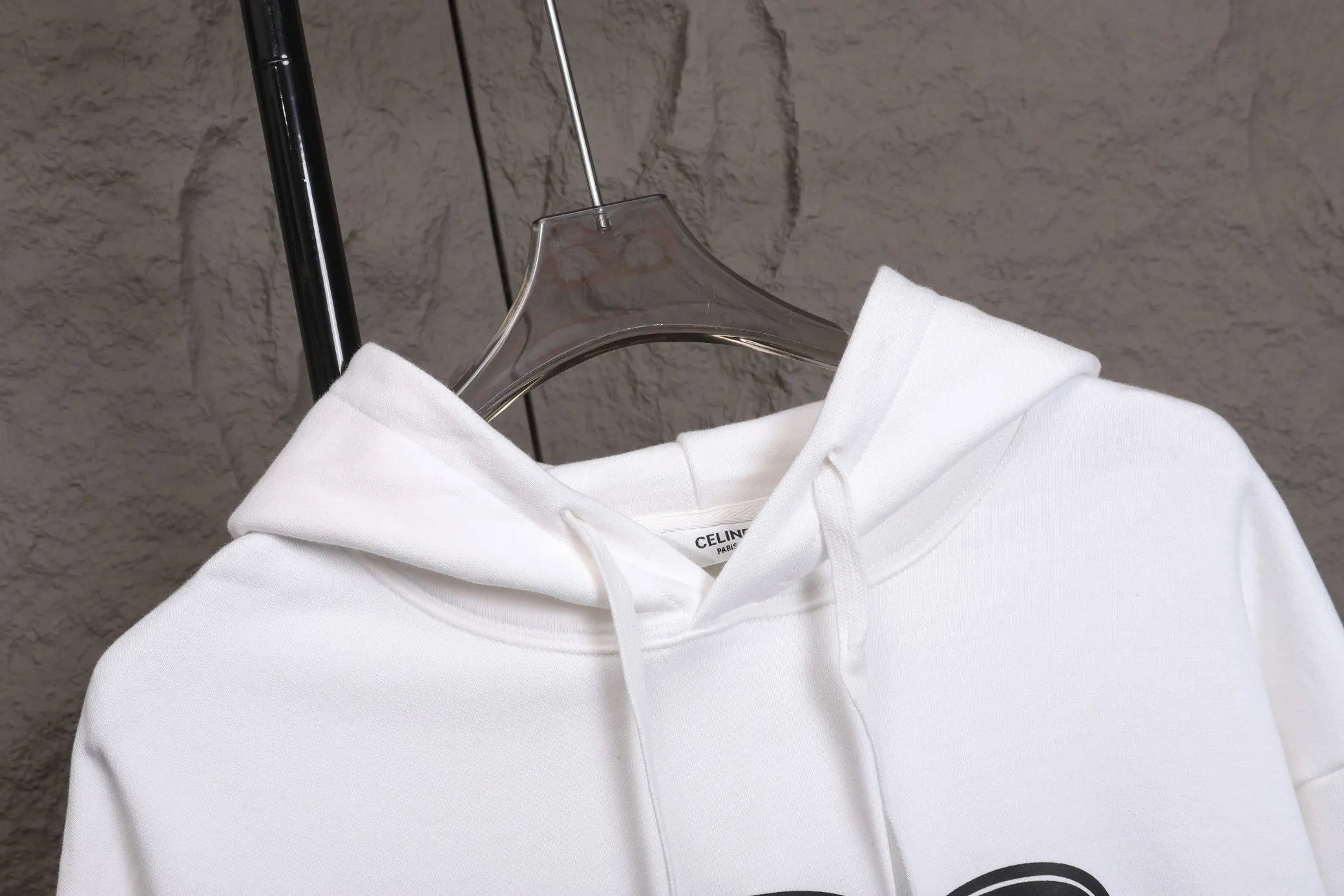 🅿️320 High Quality The new Celine model number B24 * is made of 450 custom-woven and custom-dyed high-gram weight tripe pure cotton sweatshirt fabric. The fabric feels thick and has a certain sense of self-weight. The bottom has a dense and rough terry texture. It is close to the skin and has excellent warmth retention. You will not feel any discomfort at all! *The color is clear on the chest, with the obvious logo of the Arc de Triomphe added, and the lines are smooth and smooth without falling off and deforming when washed *This design is based on classics and simply and clearly shows the brand's high-end luxury identity. Same style for men and women 𝐂𝐎𝐋𝐎𝐔𝐑: black, white 𝐒𝐈𝐙𝐄: S- xl