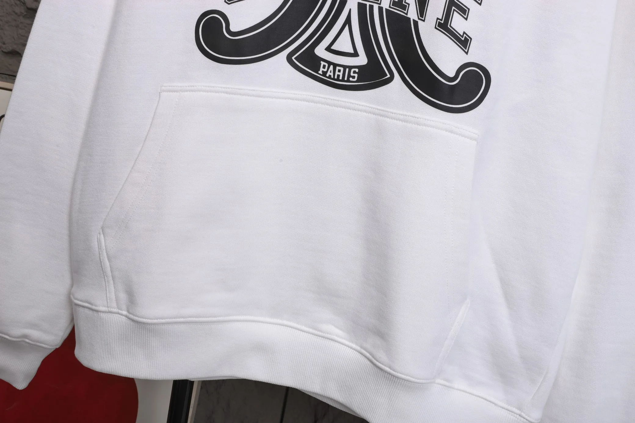 🅿️320 High Quality The new Celine model number B24 * is made of 450 custom-woven and custom-dyed high-gram weight tripe pure cotton sweatshirt fabric. The fabric feels thick and has a certain sense of self-weight. The bottom has a dense and rough terry texture. It is close to the skin and has excellent warmth retention. You will not feel any discomfort at all! *The color is clear on the chest, with the obvious logo of the Arc de Triomphe added, and the lines are smooth and smooth without falling off and deforming when washed *This design is based on classics and simply and clearly shows the brand's high-end luxury identity. Same style for men and women 𝐂𝐎𝐋𝐎𝐔𝐑: black, white 𝐒𝐈𝐙𝐄: S- xl