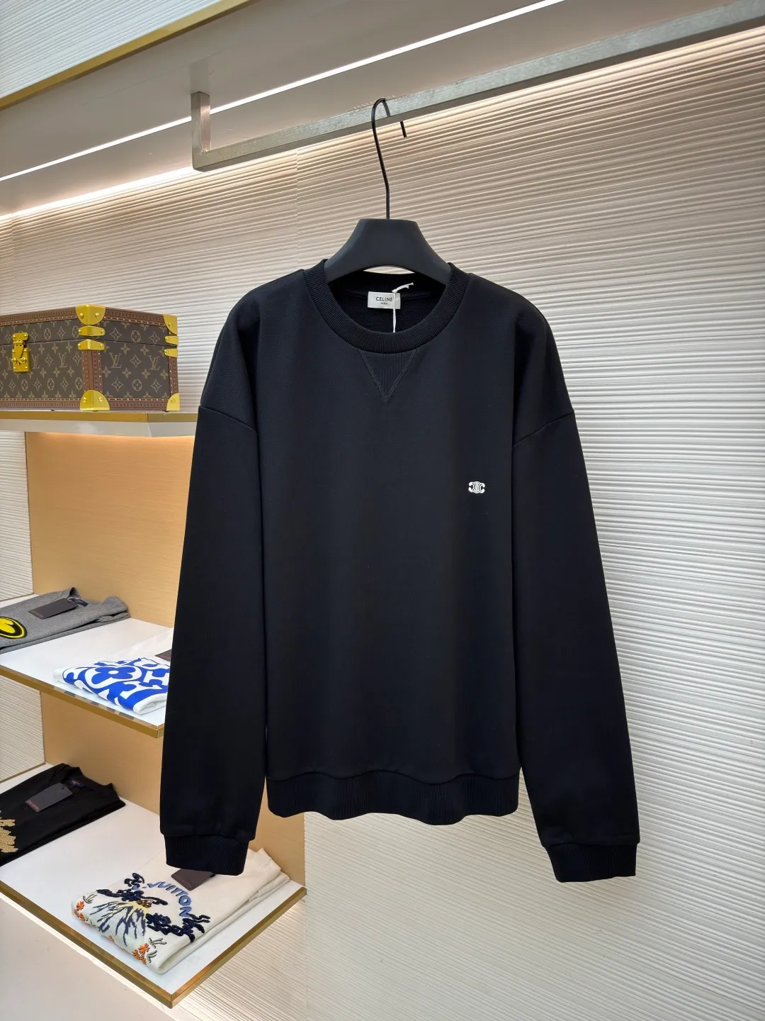Celine Arc de Triomphe embroidered sweatshirt ●Original version: 8300 purchase and development ●Item number: 1682044-A35 ●Fabric: 100% cotton Zhensoft active ink sweatshirt fabric ●Technology: embroidery production ●Color: black ●Version: Fitted version ●Weight: about 545g ●Size: S-M-L-XL ●Description: Customized 100% cotton Zhensoft active ink sweatshirt fabric, soft to the touch, comfortable and skin-friendly With a deep black curtain as the base, a triangle of heaven and earth is quietly drawn on the chest. The iconic Celine Arc de Triomphe logo embellishes the front. It outlines a high-end silhouette with extreme simplicity, becoming the smart focus of the vision and showing taste in the silent place. Adopt imported machine embroidery technology, use advanced computer control systems and precision mechanical components to achieve Arc de Triomphe embroidery operations with high precision. The lines are smooth and delicate, and the fabrics have been washed. It has a better hand feel and texture, is not easy to deform, is not easy to shrink, is not easy to fade, and maintains long-term beauty. The overall wiring is straight and delicate, the fabric is comfortable and soft, and the color is consistent without color difference. It can be matched with the same style to create a fashionable look and control various occasions. Customized accessories, complete with three standards, same style for men and women!