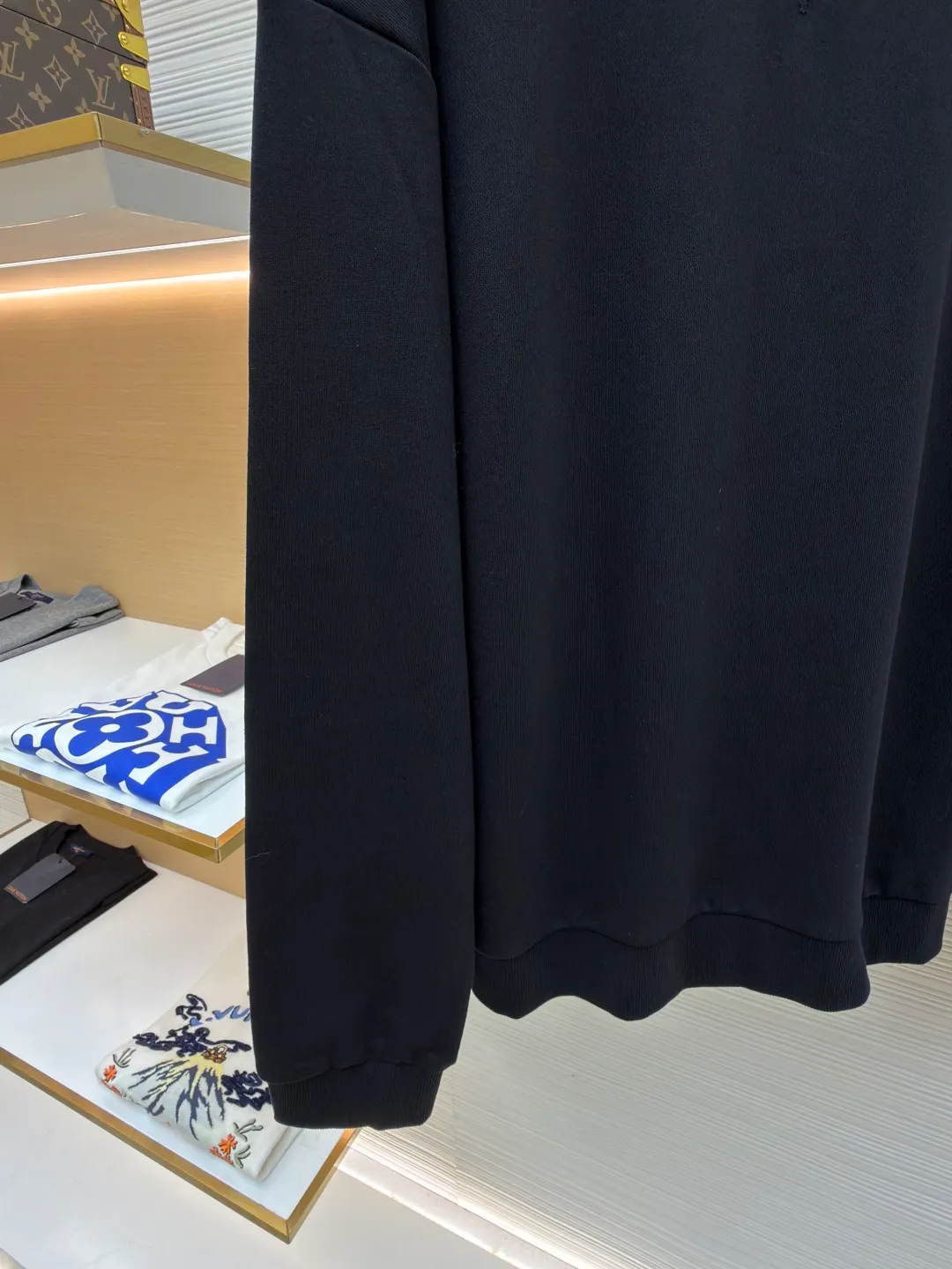 Celine Arc de Triomphe embroidered sweatshirt ●Original version: 8300 purchase and development ●Item number: 1682044-A35 ●Fabric: 100% cotton Zhensoft active ink sweatshirt fabric ●Technology: embroidery production ●Color: black ●Version: Fitted version ●Weight: about 545g ●Size: S-M-L-XL ●Description: Customized 100% cotton Zhensoft active ink sweatshirt fabric, soft to the touch, comfortable and skin-friendly With a deep black curtain as the base, a triangle of heaven and earth is quietly drawn on the chest. The iconic Celine Arc de Triomphe logo embellishes the front. It outlines a high-end silhouette with extreme simplicity, becoming the smart focus of the vision and showing taste in the silent place. Adopt imported machine embroidery technology, use advanced computer control systems and precision mechanical components to achieve Arc de Triomphe embroidery operations with high precision. The lines are smooth and delicate, and the fabrics have been washed. It has a better hand feel and texture, is not easy to deform, is not easy to shrink, is not easy to fade, and maintains long-term beauty. The overall wiring is straight and delicate, the fabric is comfortable and soft, and the color is consistent without color difference. It can be matched with the same style to create a fashionable look and control various occasions. Customized accessories, complete with three standards, same style for men and women!