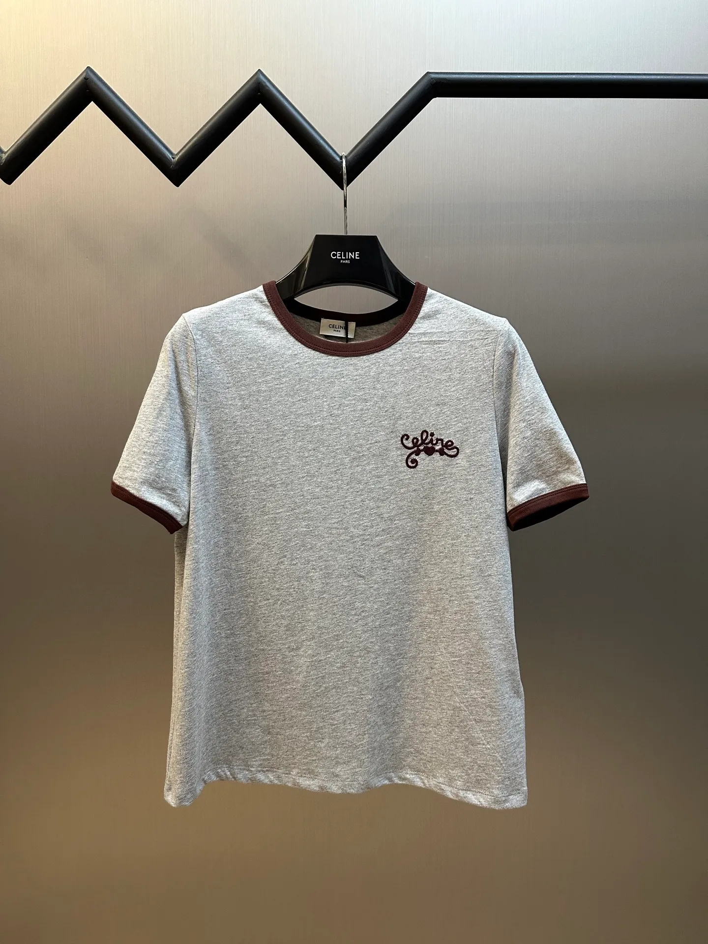 🅿️250 Celine Contrast Embroidered Short Sleeves. Made of imported cotton. The whole body is solid color and the collar and cuffs are designed with contrasting edges. Decorated with iconic letter embroidery on the chest size: s m l