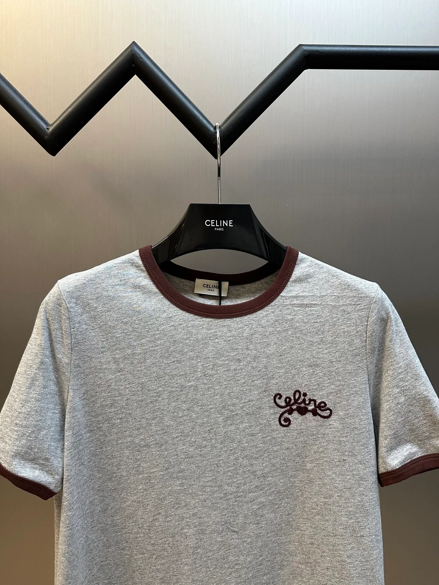 🅿️250 Celine Contrast Embroidered Short Sleeves. Made of imported cotton. The whole body is solid color and the collar and cuffs are designed with contrasting edges. Decorated with iconic letter embroidery on the chest size: s m l