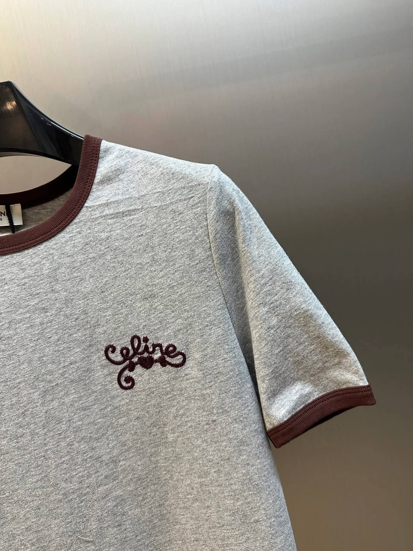 🅿️250 Celine Contrast Embroidered Short Sleeves. Made of imported cotton. The whole body is solid color and the collar and cuffs are designed with contrasting edges. Decorated with iconic letter embroidery on the chest size: s m l