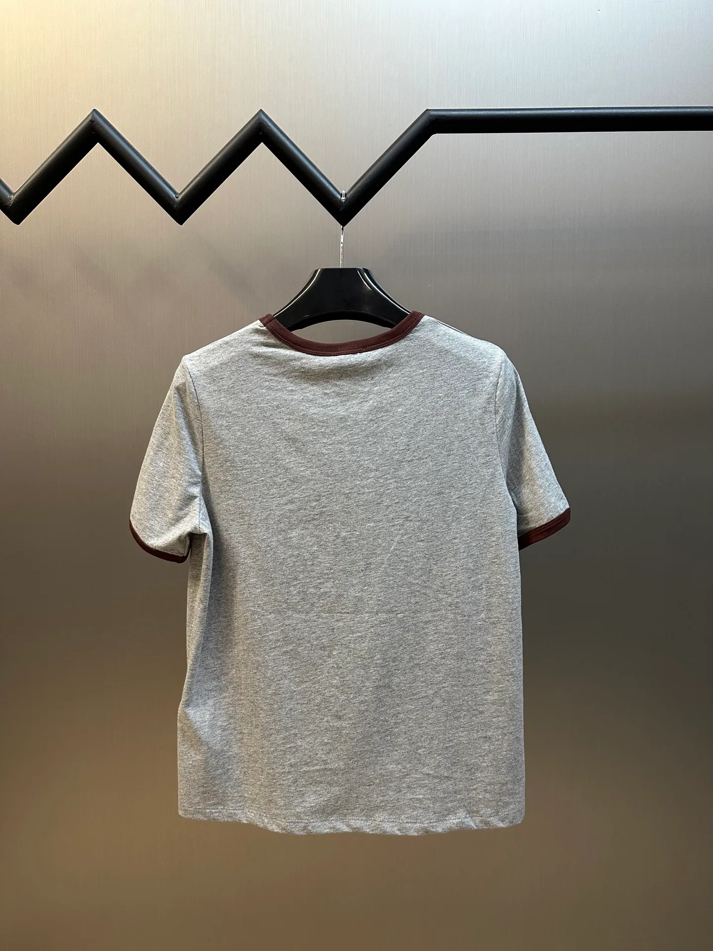 🅿️250 Celine Contrast Embroidered Short Sleeves. Made of imported cotton. The whole body is solid color and the collar and cuffs are designed with contrasting edges. Decorated with iconic letter embroidery on the chest size: s m l