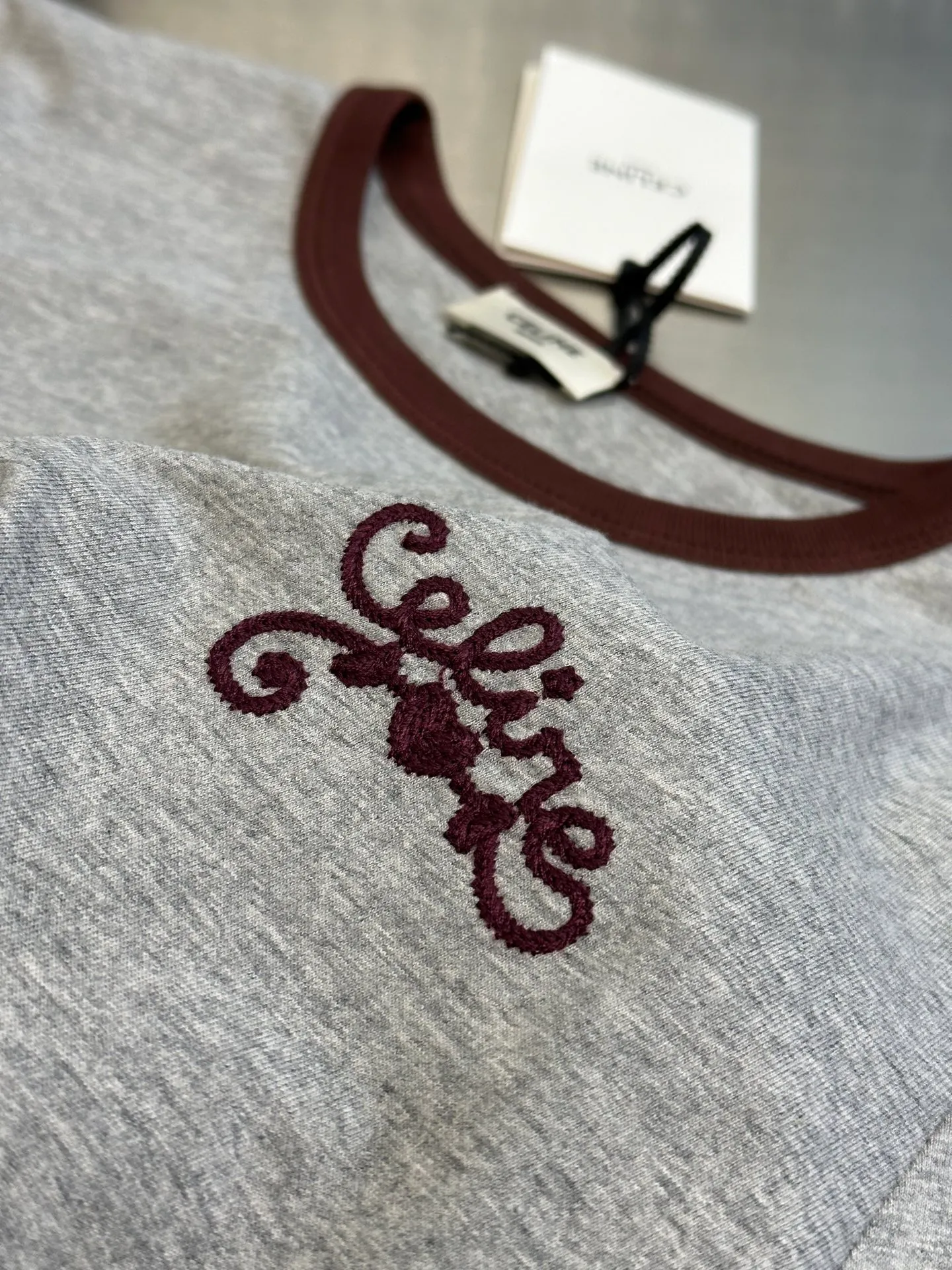 🅿️250 Celine Contrast Embroidered Short Sleeves. Made of imported cotton. The whole body is solid color and the collar and cuffs are designed with contrasting edges. Decorated with iconic letter embroidery on the chest size: s m l