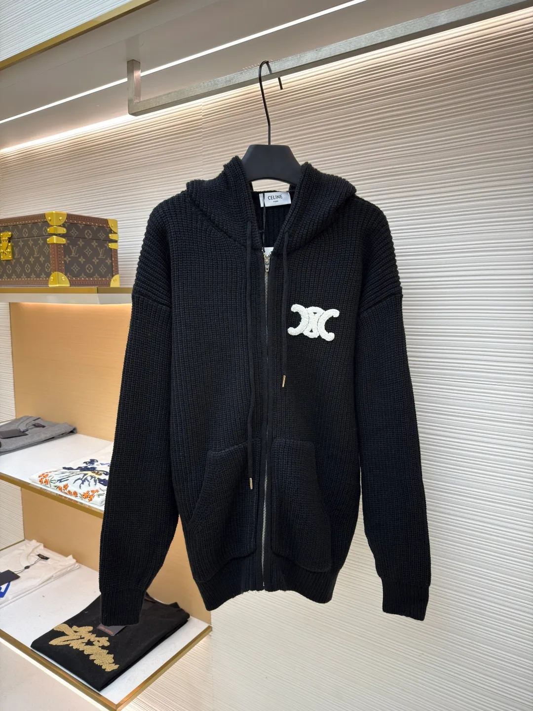 Celine embroidered logo knitted hoodie ●Original version: Purchased and developed by 8575 ●Item number: 1681689-b20 ●Fabric: wool blended fabric ●Technology: knitted production ●Color: black ●Version: fitted version ●Weight: about 920 grams ●Size: S-M-L-XL ●Description: Woven with 55 merino wool yarn and cotton yarn. The finished product woven from this fabric has a three-dimensional shape, a soft hand feel, and no binding on the upper body. The hat rope tail clip adopts electroplating engraving process to restore the brand logo. The zipper has a metal plated bright silver puller with the brand logo engraved on it. The embroidery uses towel embroidery technology and uses cashmere yarn to restore the original 1:1 details. Garment washing removes impurities from the wool surface - adding hand feel - and fixing the fit. TRIOMPHE embroidered loose fit, hood with adjustable drawstring, metal hoop engraved with CELINE PARIS, 1 kangaroo pocket with ribbed trim. The overall wiring is straight and delicate, the fabric is comfortable and soft, and the color is consistent without color difference. It can be matched with the same style to create a fashionable look and control various occasions. Customized accessories, complete with three standards, same style for men and women! Celine embroidered logo knitted hoodie ●Original version: Purchased and developed by 8575 ●Item number: 1681689- ●Material: wool blended fabric ●Technology: knitted ●Color: black ●Type: fitted version ●Weight: about 920 grams ●Size: S-M-L-XL ●Description: Woven with 55 merino wool yarn and cotton yarn. The finished product woven from this fabric has a three-dimensional shape, a soft hand feel, and no binding on the upper body. The hat rope tail clip adopts electroplating engraving process to restore the brand logo. The zipper has a metal plated bright silver puller with the brand logo engraved on it. The embroidery uses towel embroidery technology and uses cashmere yarn to restore the original 1:1 details. Garment washing removes impurities from the wool surface - adding hand feel - and fixing the fit. TRIOMPHE embroidered loose fit, hood with adjustable drawstring, metal hoop engraved with CELINE PARIS, 1 kangaroo pocket with ribbed trim. The overall wiring is straight and delicate, the fabric is comfortable and soft, and the color is consistent without color difference. It can be matched with the same style to create a fashionable look and control various occasions. Customized accessories, complete with three standards, same style for men and women!