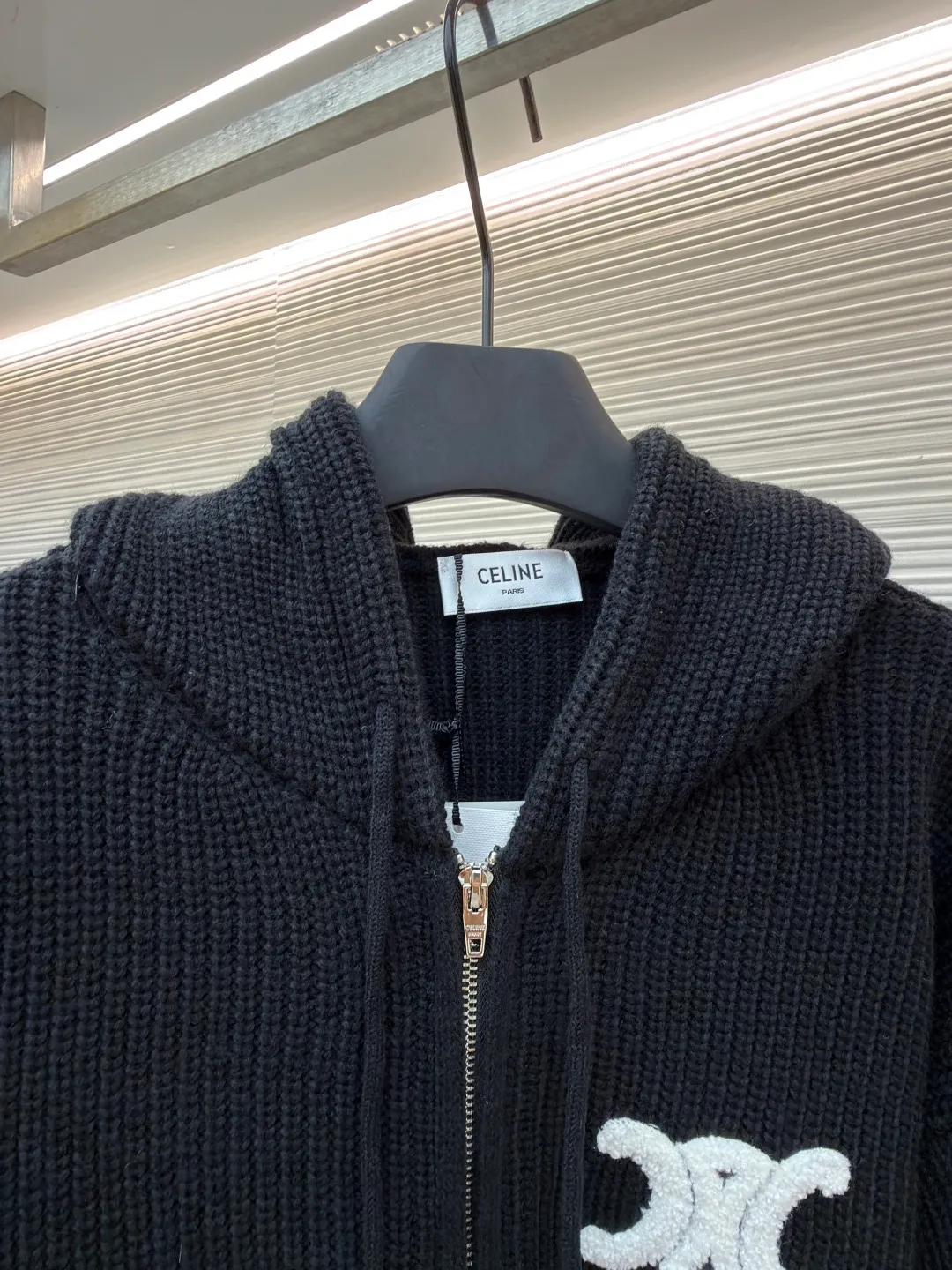 Celine embroidered logo knitted hoodie ●Original version: Purchased and developed by 8575 ●Item number: 1681689-b20 ●Fabric: wool blended fabric ●Technology: knitted production ●Color: black ●Version: fitted version ●Weight: about 920 grams ●Size: S-M-L-XL ●Description: Woven with 55 merino wool yarn and cotton yarn. The finished product woven from this fabric has a three-dimensional shape, a soft hand feel, and no binding on the upper body. The hat rope tail clip adopts electroplating engraving process to restore the brand logo. The zipper has a metal plated bright silver puller with the brand logo engraved on it. The embroidery uses towel embroidery technology and uses cashmere yarn to restore the original 1:1 details. Garment washing removes impurities from the wool surface - adding hand feel - and fixing the fit. TRIOMPHE embroidered loose fit, hood with adjustable drawstring, metal hoop engraved with CELINE PARIS, 1 kangaroo pocket with ribbed trim. The overall wiring is straight and delicate, the fabric is comfortable and soft, and the color is consistent without color difference. It can be matched with the same style to create a fashionable look and control various occasions. Customized accessories, complete with three standards, same style for men and women! Celine embroidered logo knitted hoodie ●Original version: Purchased and developed by 8575 ●Item number: 1681689- ●Material: wool blended fabric ●Technology: knitted ●Color: black ●Type: fitted version ●Weight: about 920 grams ●Size: S-M-L-XL ●Description: Woven with 55 merino wool yarn and cotton yarn. The finished product woven from this fabric has a three-dimensional shape, a soft hand feel, and no binding on the upper body. The hat rope tail clip adopts electroplating engraving process to restore the brand logo. The zipper has a metal plated bright silver puller with the brand logo engraved on it. The embroidery uses towel embroidery technology and uses cashmere yarn to restore the original 1:1 details. Garment washing removes impurities from the wool surface - adding hand feel - and fixing the fit. TRIOMPHE embroidered loose fit, hood with adjustable drawstring, metal hoop engraved with CELINE PARIS, 1 kangaroo pocket with ribbed trim. The overall wiring is straight and delicate, the fabric is comfortable and soft, and the color is consistent without color difference. It can be matched with the same style to create a fashionable look and control various occasions. Customized accessories, complete with three standards, same style for men and women!