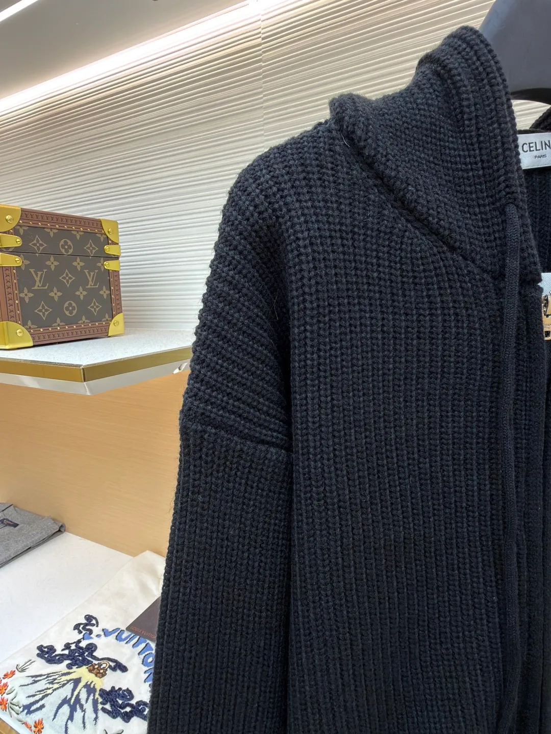 Celine embroidered logo knitted hoodie ●Original version: Purchased and developed by 8575 ●Item number: 1681689-b20 ●Fabric: wool blended fabric ●Technology: knitted production ●Color: black ●Version: fitted version ●Weight: about 920 grams ●Size: S-M-L-XL ●Description: Woven with 55 merino wool yarn and cotton yarn. The finished product woven from this fabric has a three-dimensional shape, a soft hand feel, and no binding on the upper body. The hat rope tail clip adopts electroplating engraving process to restore the brand logo. The zipper has a metal plated bright silver puller with the brand logo engraved on it. The embroidery uses towel embroidery technology and uses cashmere yarn to restore the original 1:1 details. Garment washing removes impurities from the wool surface - adding hand feel - and fixing the fit. TRIOMPHE embroidered loose fit, hood with adjustable drawstring, metal hoop engraved with CELINE PARIS, 1 kangaroo pocket with ribbed trim. The overall wiring is straight and delicate, the fabric is comfortable and soft, and the color is consistent without color difference. It can be matched with the same style to create a fashionable look and control various occasions. Customized accessories, complete with three standards, same style for men and women! Celine embroidered logo knitted hoodie ●Original version: Purchased and developed by 8575 ●Item number: 1681689- ●Material: wool blended fabric ●Technology: knitted ●Color: black ●Type: fitted version ●Weight: about 920 grams ●Size: S-M-L-XL ●Description: Woven with 55 merino wool yarn and cotton yarn. The finished product woven from this fabric has a three-dimensional shape, a soft hand feel, and no binding on the upper body. The hat rope tail clip adopts electroplating engraving process to restore the brand logo. The zipper has a metal plated bright silver puller with the brand logo engraved on it. The embroidery uses towel embroidery technology and uses cashmere yarn to restore the original 1:1 details. Garment washing removes impurities from the wool surface - adding hand feel - and fixing the fit. TRIOMPHE embroidered loose fit, hood with adjustable drawstring, metal hoop engraved with CELINE PARIS, 1 kangaroo pocket with ribbed trim. The overall wiring is straight and delicate, the fabric is comfortable and soft, and the color is consistent without color difference. It can be matched with the same style to create a fashionable look and control various occasions. Customized accessories, complete with three standards, same style for men and women!