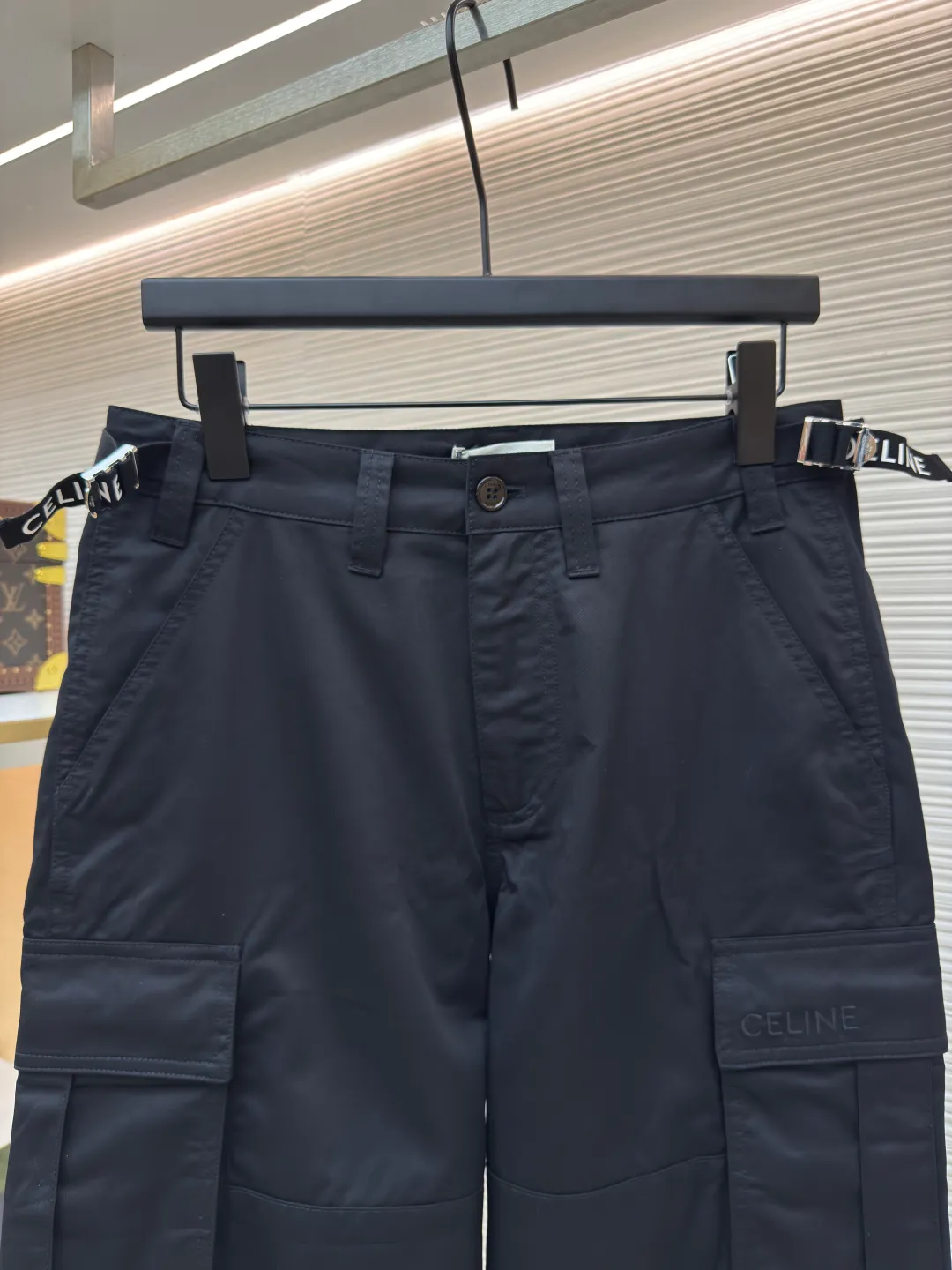 Celine webbing letter trousers ●Authentic product: Purchased and developed at 11500 ●Item number: 1680502-B50 ●Fabric: double-sided twill fabric ●Technology: Ribbon production ●Version: fitted version ●Weight: about 480 grams ●Size: 44-46-48-50 ●Description: Made of 40s cotton double-sided twill fabric, the surface of the gray fabric is singed and pre-shrunk and then dyed by long lathe process. The finished fabric surface is smooth and burr-free, the texture is clear and stiff, and it is matched with 60s twill imitation Tencel lining. The bag cover is embroidered with Tajima embroidery machine imported from Japan, and the three-dimensional glue Cotton thread hemming embroidery, 2cm thick cotton webbing dyed to the fabric color, scanning Y-pattern pattern to customize thick plate lettering film, highlighter pen to manually draw the positioning pattern, hot stamping machine to press double-sided lettering film at high temperature, molding to customize Japanese-shaped buckle made of platinum-plated bronze, and hand-sewn buckle made of resin. The overall wiring is straight and delicate, the fabric is comfortable and soft, and the color is consistent without color difference. It can be matched with the same style to create a fashionable look and control various occasions. Customized accessories, complete with three standards, same style for men and women!