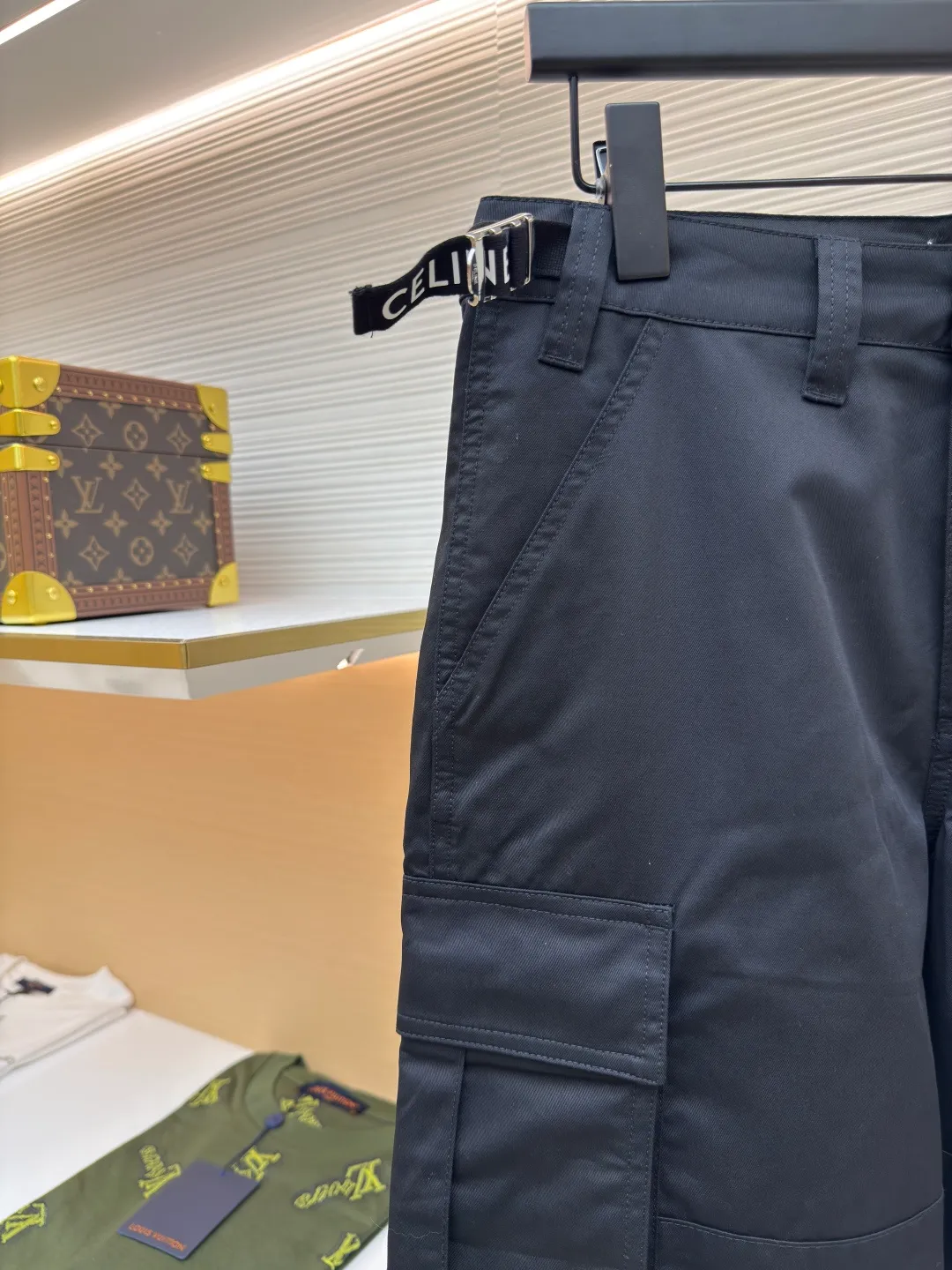 Celine webbing letter trousers ●Authentic product: Purchased and developed at 11500 ●Item number: 1680502-B50 ●Fabric: double-sided twill fabric ●Technology: Ribbon production ●Version: fitted version ●Weight: about 480 grams ●Size: 44-46-48-50 ●Description: Made of 40s cotton double-sided twill fabric, the surface of the gray fabric is singed and pre-shrunk and then dyed by long lathe process. The finished fabric surface is smooth and burr-free, the texture is clear and stiff, and it is matched with 60s twill imitation Tencel lining. The bag cover is embroidered with Tajima embroidery machine imported from Japan, and the three-dimensional glue Cotton thread hemming embroidery, 2cm thick cotton webbing dyed to the fabric color, scanning Y-pattern pattern to customize thick plate lettering film, highlighter pen to manually draw the positioning pattern, hot stamping machine to press double-sided lettering film at high temperature, molding to customize Japanese-shaped buckle made of platinum-plated bronze, and hand-sewn buckle made of resin. The overall wiring is straight and delicate, the fabric is comfortable and soft, and the color is consistent without color difference. It can be matched with the same style to create a fashionable look and control various occasions. Customized accessories, complete with three standards, same style for men and women!