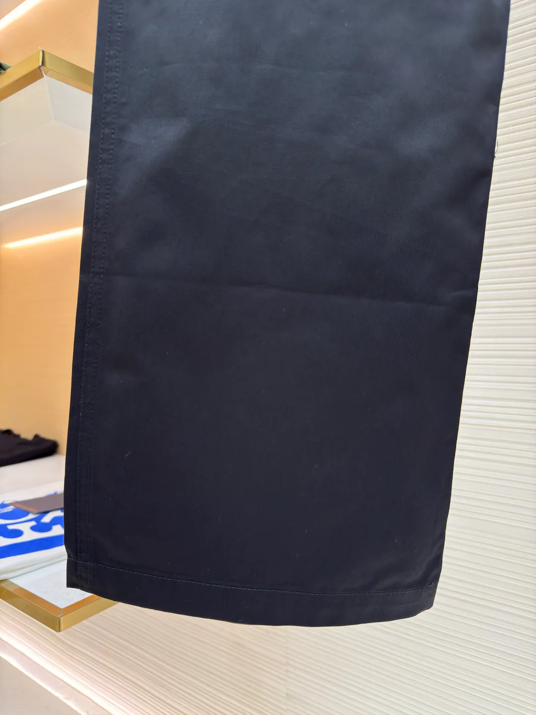 Celine webbing letter trousers ●Authentic product: Purchased and developed at 11500 ●Item number: 1680502-B50 ●Fabric: double-sided twill fabric ●Technology: Ribbon production ●Version: fitted version ●Weight: about 480 grams ●Size: 44-46-48-50 ●Description: Made of 40s cotton double-sided twill fabric, the surface of the gray fabric is singed and pre-shrunk and then dyed by long lathe process. The finished fabric surface is smooth and burr-free, the texture is clear and stiff, and it is matched with 60s twill imitation Tencel lining. The bag cover is embroidered with Tajima embroidery machine imported from Japan, and the three-dimensional glue Cotton thread hemming embroidery, 2cm thick cotton webbing dyed to the fabric color, scanning Y-pattern pattern to customize thick plate lettering film, highlighter pen to manually draw the positioning pattern, hot stamping machine to press double-sided lettering film at high temperature, molding to customize Japanese-shaped buckle made of platinum-plated bronze, and hand-sewn buckle made of resin. The overall wiring is straight and delicate, the fabric is comfortable and soft, and the color is consistent without color difference. It can be matched with the same style to create a fashionable look and control various occasions. Customized accessories, complete with three standards, same style for men and women!