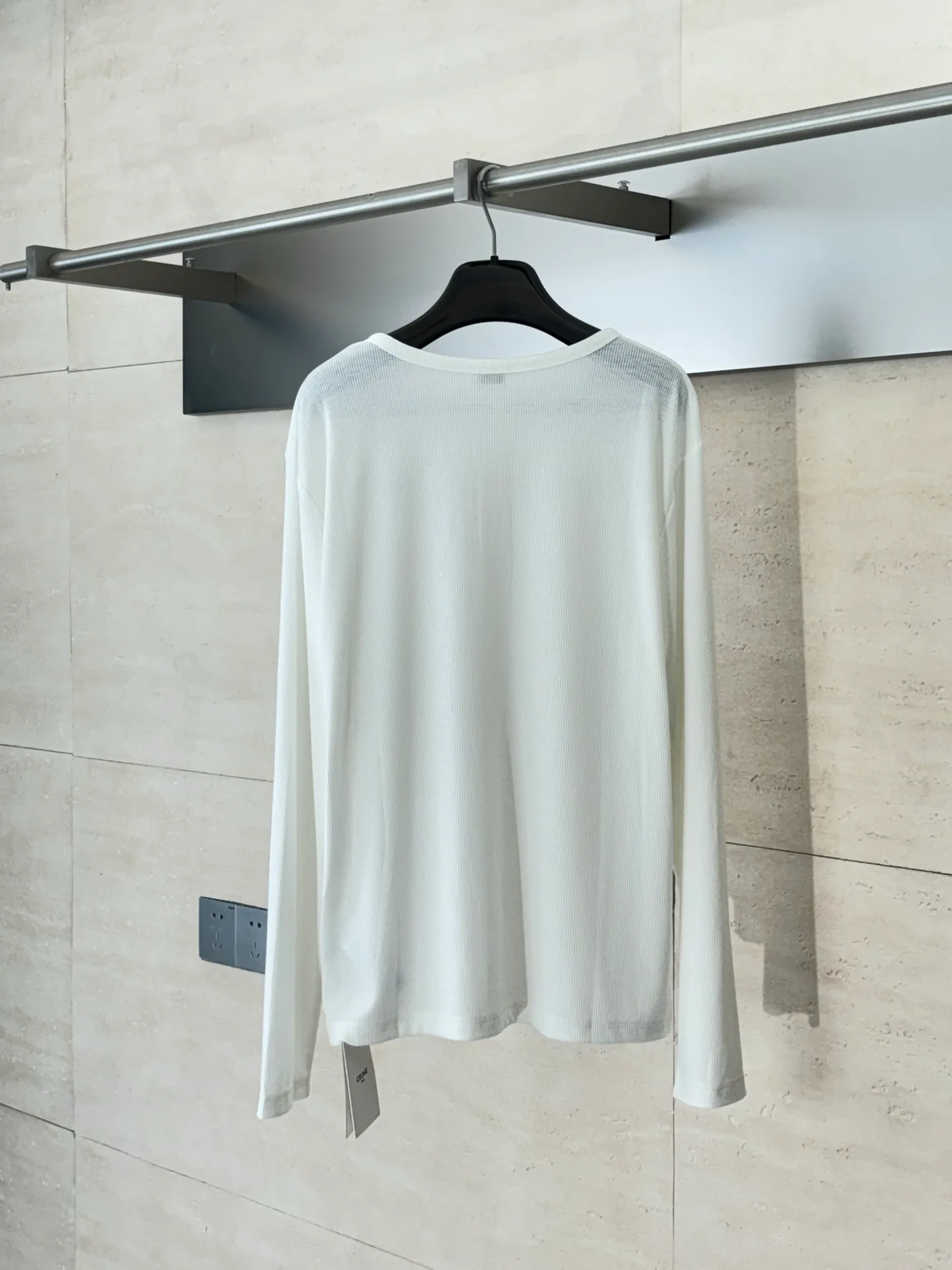 🅿️316 Celin*/Celine 25FW early autumn series TRIOMPHE embroidered long-staple cotton ribbed button long-sleeved T-shirt. Slim fit round neck collar decorated with ribbed trim and 3 mother-of-pearl buttons. Washing method: Dry clean or wrap inside out in a laundry bag. Wash separately and iron on the inside at medium temperature! Do not soak in warm water for washing!  Size：S/M/L