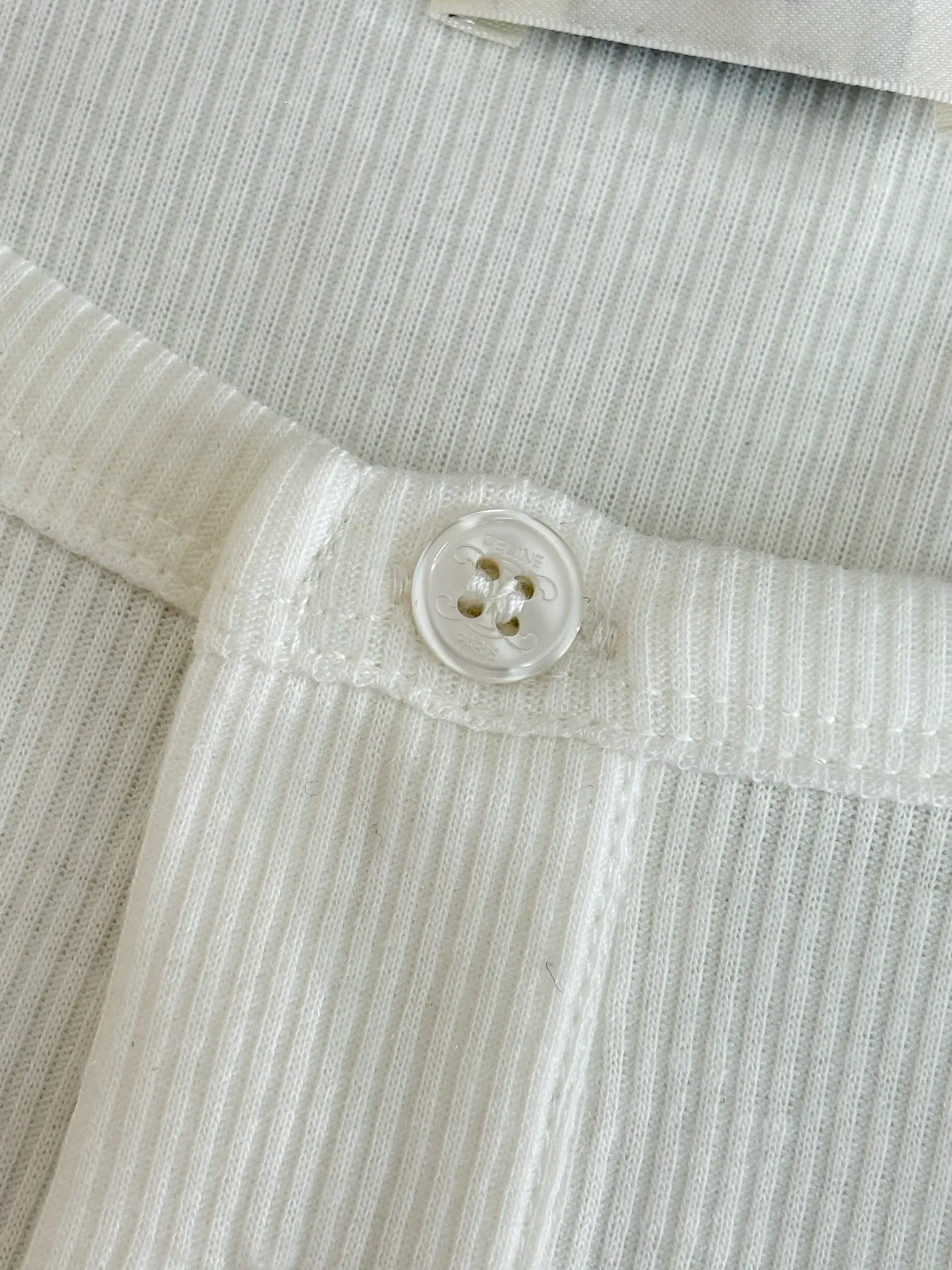 🅿️316 Celin*/Celine 25FW early autumn series TRIOMPHE embroidered long-staple cotton ribbed button long-sleeved T-shirt. Slim fit round neck collar decorated with ribbed trim and 3 mother-of-pearl buttons. Washing method: Dry clean or wrap inside out in a laundry bag. Wash separately and iron on the inside at medium temperature! Do not soak in warm water for washing!  Size：S/M/L