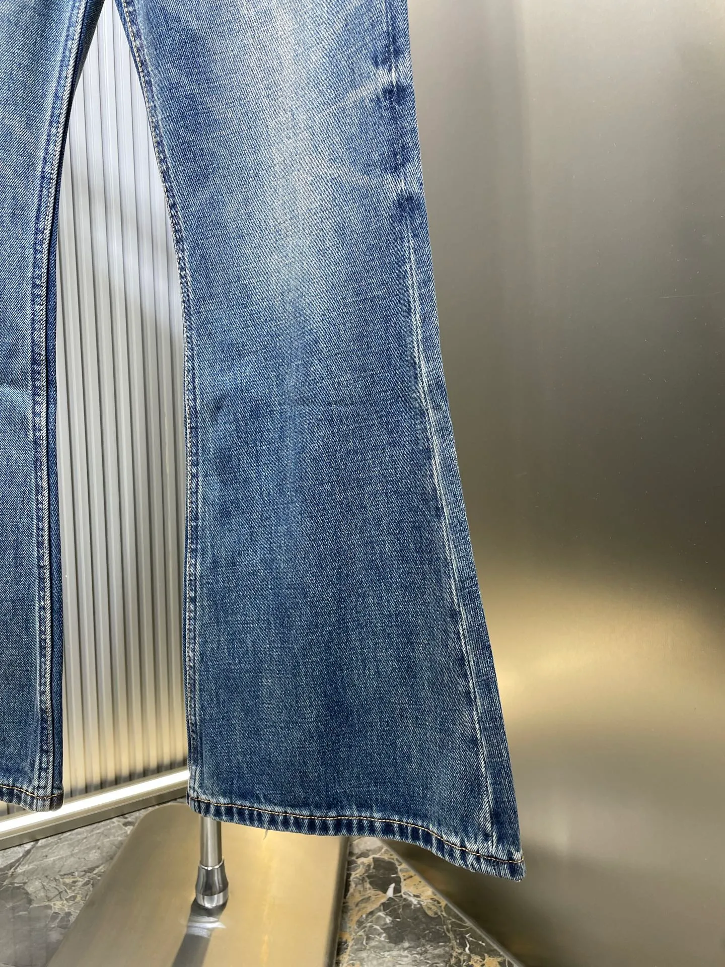 🅿️580 🌟Celine washed bootcut jeans. Customized fine textured bias-cut 100% cotton cow silk. Excellent texture. Comfortable and close to the skin. Classic blue tone and gradient whitening interweave, adding a touch of modernity and lightness. The source of charm lies in the victory of the version. Perfectly fit the body. Show charming curves when walking. The seemingly random bad edges are actually a stroke of ingenuity. It adds a bit of spontaneity and uninhibitedness. Craftsmanship 1: Combining the rubbing and wrinkling whisker technology with the gun-painted whisker technique. Prioritize manual rubbing in specific areas to achieve a natural wrinkle effect. Then use specific tools to draw the whisker-shaped texture to create a full visual effect. Process 2: Heavy washing and whitening process. The denim fabric is subjected to multiple in-depth treatments through physical and chemical means to give the surface of the clothing a dark effect. The denim fabric is then machine-polished to create a wear effect on the surface of the clothing. Process 3: Use the rotten edge hanging technology on the holes. Achieve a natural rotten edge effect by rubbing the edges through physical abrasion. Remove fiber hairiness and color difference through the combination of high-temperature steam and sanding paper, giving jeans a unique hole and wear effect. Accessories: Customized 1:1 Celine zipper puller Customized 1:1 Celine shake button Customized 1:1 Celine nipple nail Customized 1:1 Celine trademark Fit: Loose fit Size: 28 29 30 31 Style number: 25211-B70
