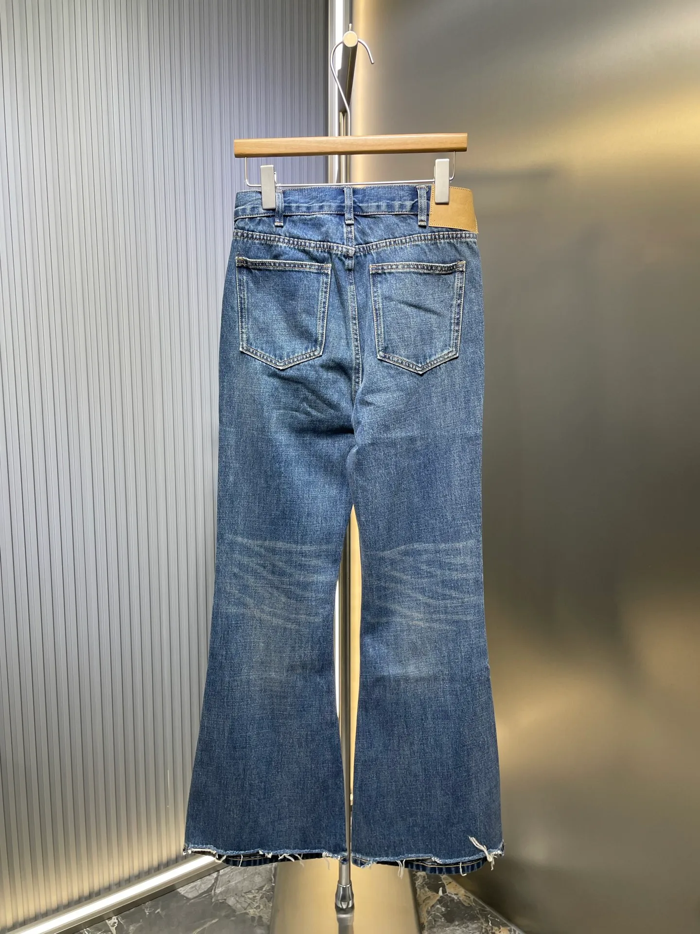 🅿️580 🌟Celine washed bootcut jeans. Customized fine textured bias-cut 100% cotton cow silk. Excellent texture. Comfortable and close to the skin. Classic blue tone and gradient whitening interweave, adding a touch of modernity and lightness. The source of charm lies in the victory of the version. Perfectly fit the body. Show charming curves when walking. The seemingly random bad edges are actually a stroke of ingenuity. It adds a bit of spontaneity and uninhibitedness. Craftsmanship 1: Combining the rubbing and wrinkling whisker technology with the gun-painted whisker technique. Prioritize manual rubbing in specific areas to achieve a natural wrinkle effect. Then use specific tools to draw the whisker-shaped texture to create a full visual effect. Process 2: Heavy washing and whitening process. The denim fabric is subjected to multiple in-depth treatments through physical and chemical means to give the surface of the clothing a dark effect. The denim fabric is then machine-polished to create a wear effect on the surface of the clothing. Process 3: Use the rotten edge hanging technology on the holes. Achieve a natural rotten edge effect by rubbing the edges through physical abrasion. Remove fiber hairiness and color difference through the combination of high-temperature steam and sanding paper, giving jeans a unique hole and wear effect. Accessories: Customized 1:1 Celine zipper puller Customized 1:1 Celine shake button Customized 1:1 Celine nipple nail Customized 1:1 Celine trademark Fit: Loose fit Size: 28 29 30 31 Style number: 25211-B70