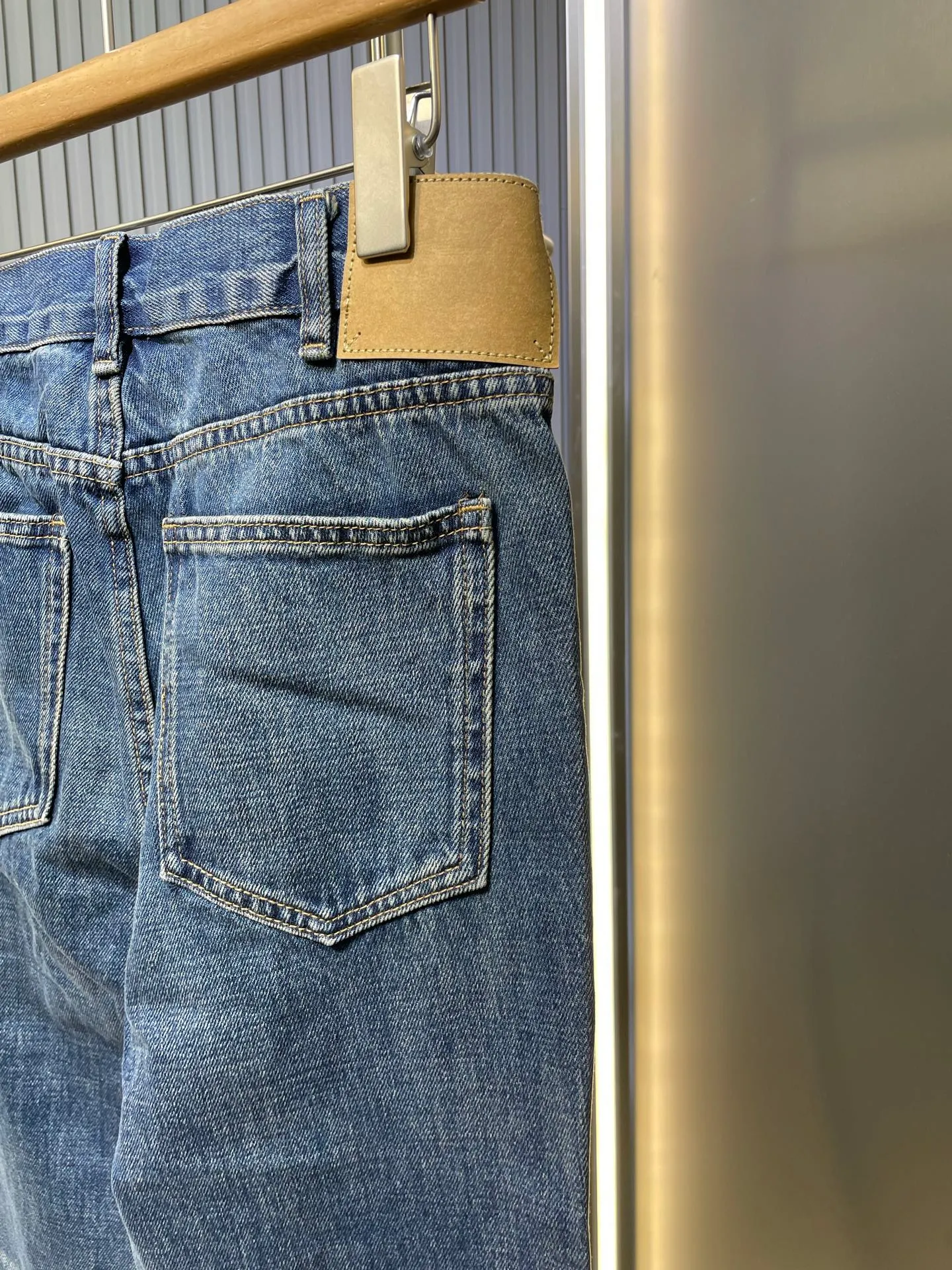 🅿️580 🌟Celine washed bootcut jeans. Customized fine textured bias-cut 100% cotton cow silk. Excellent texture. Comfortable and close to the skin. Classic blue tone and gradient whitening interweave, adding a touch of modernity and lightness. The source of charm lies in the victory of the version. Perfectly fit the body. Show charming curves when walking. The seemingly random bad edges are actually a stroke of ingenuity. It adds a bit of spontaneity and uninhibitedness. Craftsmanship 1: Combining the rubbing and wrinkling whisker technology with the gun-painted whisker technique. Prioritize manual rubbing in specific areas to achieve a natural wrinkle effect. Then use specific tools to draw the whisker-shaped texture to create a full visual effect. Process 2: Heavy washing and whitening process. The denim fabric is subjected to multiple in-depth treatments through physical and chemical means to give the surface of the clothing a dark effect. The denim fabric is then machine-polished to create a wear effect on the surface of the clothing. Process 3: Use the rotten edge hanging technology on the holes. Achieve a natural rotten edge effect by rubbing the edges through physical abrasion. Remove fiber hairiness and color difference through the combination of high-temperature steam and sanding paper, giving jeans a unique hole and wear effect. Accessories: Customized 1:1 Celine zipper puller Customized 1:1 Celine shake button Customized 1:1 Celine nipple nail Customized 1:1 Celine trademark Fit: Loose fit Size: 28 29 30 31 Style number: 25211-B70
