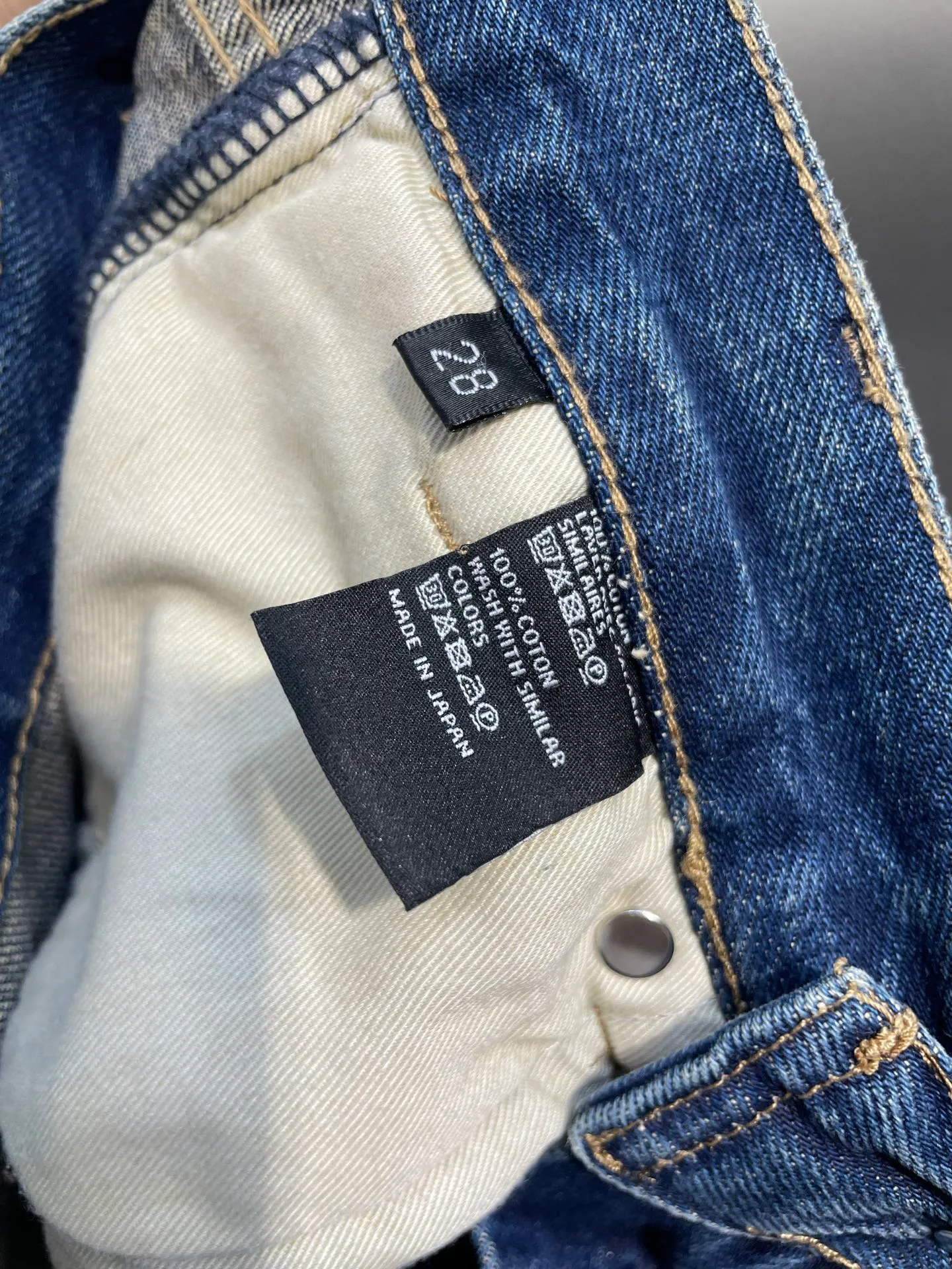 🅿️580 🌟Celine washed bootcut jeans. Customized fine textured bias-cut 100% cotton cow silk. Excellent texture. Comfortable and close to the skin. Classic blue tone and gradient whitening interweave, adding a touch of modernity and lightness. The source of charm lies in the victory of the version. Perfectly fit the body. Show charming curves when walking. The seemingly random bad edges are actually a stroke of ingenuity. It adds a bit of spontaneity and uninhibitedness. Craftsmanship 1: Combining the rubbing and wrinkling whisker technology with the gun-painted whisker technique. Prioritize manual rubbing in specific areas to achieve a natural wrinkle effect. Then use specific tools to draw the whisker-shaped texture to create a full visual effect. Process 2: Heavy washing and whitening process. The denim fabric is subjected to multiple in-depth treatments through physical and chemical means to give the surface of the clothing a dark effect. The denim fabric is then machine-polished to create a wear effect on the surface of the clothing. Process 3: Use the rotten edge hanging technology on the holes. Achieve a natural rotten edge effect by rubbing the edges through physical abrasion. Remove fiber hairiness and color difference through the combination of high-temperature steam and sanding paper, giving jeans a unique hole and wear effect. Accessories: Customized 1:1 Celine zipper puller Customized 1:1 Celine shake button Customized 1:1 Celine nipple nail Customized 1:1 Celine trademark Fit: Loose fit Size: 28 29 30 31 Style number: 25211-B70