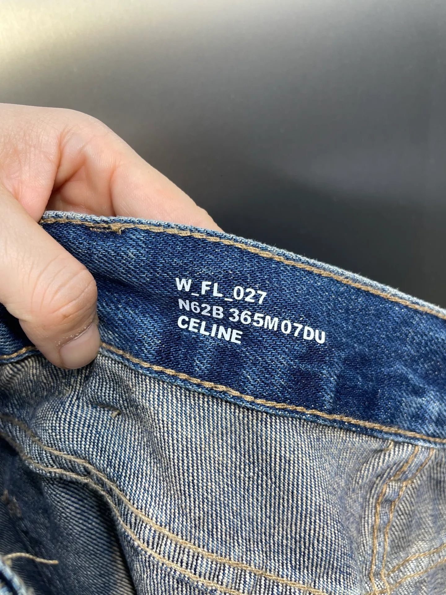 🅿️580 🌟Celine washed bootcut jeans. Customized fine textured bias-cut 100% cotton cow silk. Excellent texture. Comfortable and close to the skin. Classic blue tone and gradient whitening interweave, adding a touch of modernity and lightness. The source of charm lies in the victory of the version. Perfectly fit the body. Show charming curves when walking. The seemingly random bad edges are actually a stroke of ingenuity. It adds a bit of spontaneity and uninhibitedness. Craftsmanship 1: Combining the rubbing and wrinkling whisker technology with the gun-painted whisker technique. Prioritize manual rubbing in specific areas to achieve a natural wrinkle effect. Then use specific tools to draw the whisker-shaped texture to create a full visual effect. Process 2: Heavy washing and whitening process. The denim fabric is subjected to multiple in-depth treatments through physical and chemical means to give the surface of the clothing a dark effect. The denim fabric is then machine-polished to create a wear effect on the surface of the clothing. Process 3: Use the rotten edge hanging technology on the holes. Achieve a natural rotten edge effect by rubbing the edges through physical abrasion. Remove fiber hairiness and color difference through the combination of high-temperature steam and sanding paper, giving jeans a unique hole and wear effect. Accessories: Customized 1:1 Celine zipper puller Customized 1:1 Celine shake button Customized 1:1 Celine nipple nail Customized 1:1 Celine trademark Fit: Loose fit Size: 28 29 30 31 Style number: 25211-B70