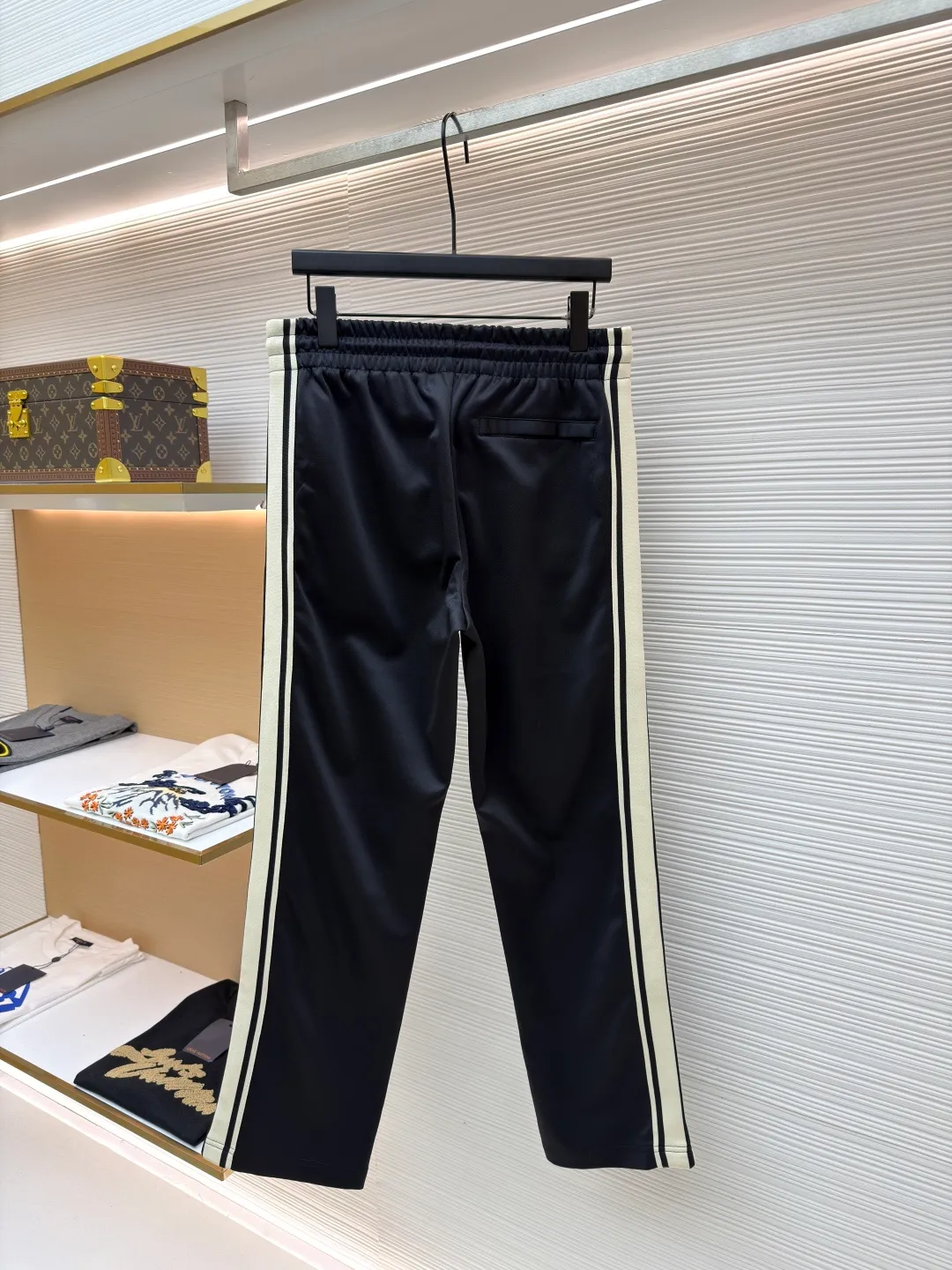Celine side webbing spliced ​​trousers ●Original version: Purchased and developed for 4999 ●Item number: 1681406-B05 ●Material: pure cotton fabric ●Technology: webbing production ●Color: black ●Version: fitted version ●Weight: about 475 grams ●Size: XS-S-M-L ●Description: This trousers is made of high-quality smooth fabric, with a crisp texture and good drape. The waist has a drawstring design and an elastic elastic band, which can flexibly adjust the waist circumference to suit different body shapes. The white stripes on the side are made of precision sewing technology and are smoothly connected to the black trousers, with straight and smooth lines. The "CELINE" brand logo on the trousers is three-dimensional embroidery, with fine and even stitching and a strong three-dimensional effect. The overall cut is a straight version, neat and elegant, comfortable and unrestricted to wear. From fabric selection to embroidery and splicing technology, every detail reflects the brand's strict control of quality. It integrates casual sports style with high-end fashion technology, which not only has brand recognition, but also ensures the practicality and fashion sense of wearing. The overall wiring is straight and delicate, the fabric is comfortable and soft, and the color is consistent without color difference. It can be matched with the same style to create a fashionable look and control various occasions. Customized accessories, complete with three standards, same style for men and women!