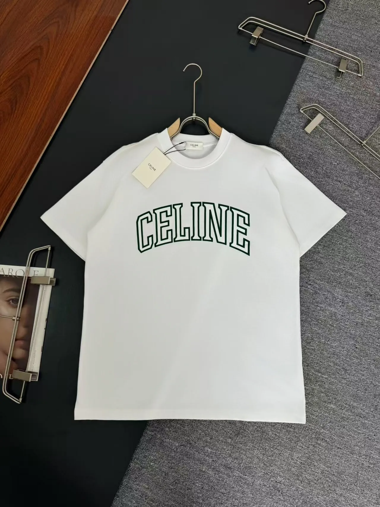🅿️200 CELINE* Celine* 320g heavyweight pure cotton T-shirt with loose fit and three-dimensional printed logo design. Spring and summer new round neck fashionable short-sleeved T-shirt. Comfortable against the skin, durable and easy to wear. Meticulous original craftsmanship, a must-have for casual and versatile colors: white black. Size: S M L XL XXL