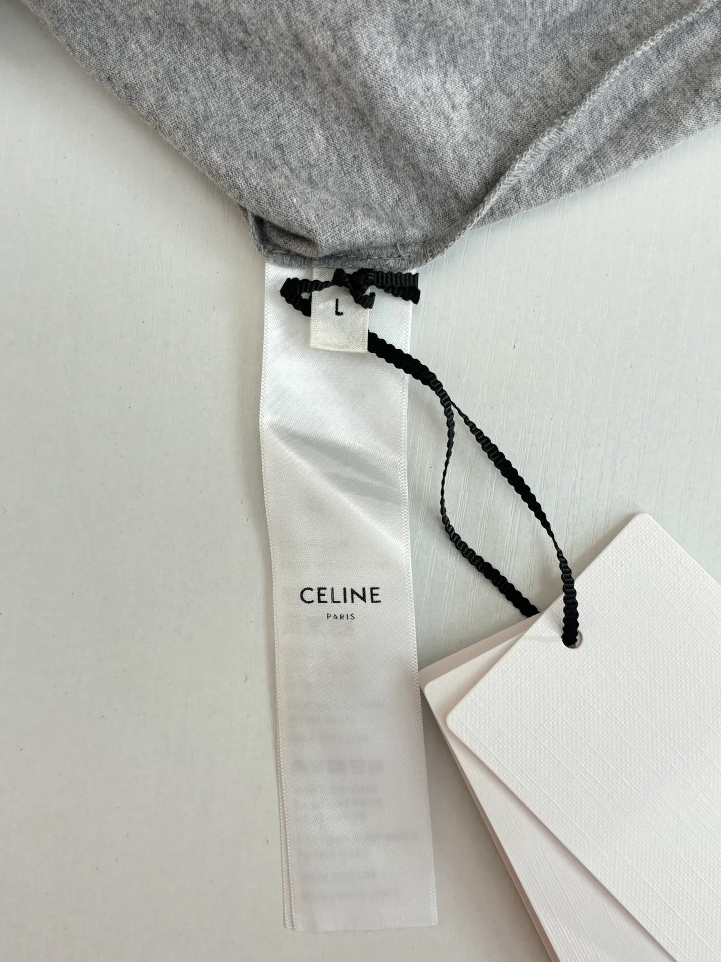 🅿️250 Celine*/Celine 25Ss new round neck embroidered short-sleeved T-shirt. Imported 100% cotton material, comfortable, breathable and full of texture. All-over plain base with contrasting edge design on the collar and cuffs. Iconic letter embroidery decoration on the chest highlights the brand tone, and the upper body is simple and elegant. Regular short-sleeved T-shirt tailoring to create a personalized style. It is stylish when worn alone. Size: S/M/L