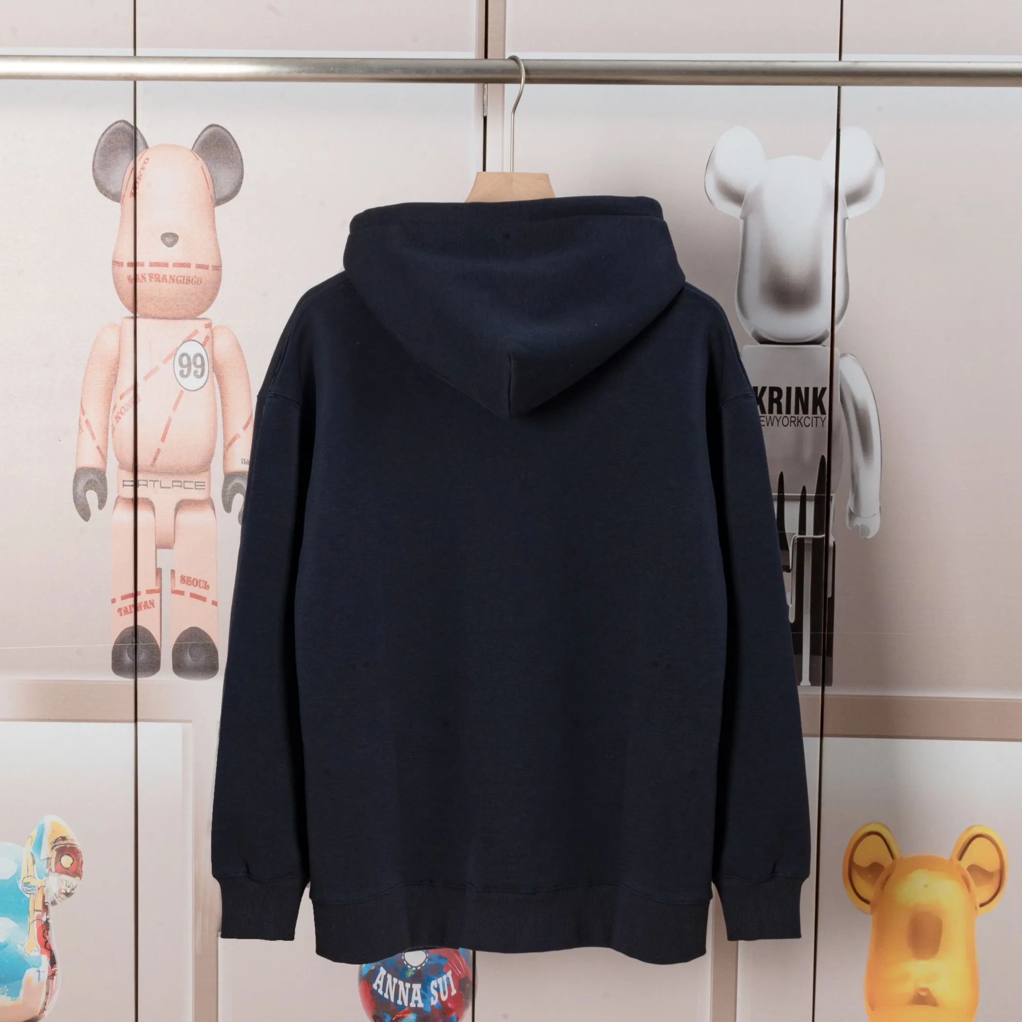 🅿️340 CELINE autumn and winter velvet hooded sweatshirt. The fabric is comfortable and soft. Composite Austrian velvet, fine workmanship. It also brings the trend of special craftsmanship, custom dyeing, complete with three standards. Non-market ordinary version. Compare at will. Quality is absolutely guaranteed. Color: black, white, navy blue. Size: S M L XL [Style No. A3331]