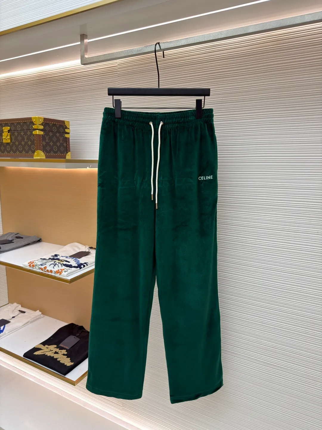 CELINE velvet letter trousers ●Original version: Purchased and developed for 9300 ●Item number: 1681639-A85 ●Fabric: velvet fabric ●Technology: Pressed production ●Color: green ●Version: fitted version ●Weight: about 480 grams ●Size: XS-S-M-L ●Description: The fabric is made of 80% cotton + 20% polyester blended plain fabric. The AB color swatch is printed according to the Y version, and the bulk fabric is ordered and dyed. The loops on the surface of the fabric are raised by a 24-pipe napping machine. After raising, the pile is suctioned and cut. The pile height is 0.3cm according to the Y version. The pile components are all 100%. It is made of 100% cotton yarn and is breathable and anti-static. It is different from the low-end version of the all-polyester fleece fabric on the market. The front panel is embroidered with a Tajima embroidery machine imported from Japan. The cotton mercerized thread is embroidered in multiple layers to create a three-dimensional small chapter flower. The bottom is equipped with a TPU film. It is manually positioned, pressed and fixed on the cut piece using a constant temperature embossing machine. The overall wiring is straight and delicate, the fabric is comfortable and soft, and the color is consistent without color difference. It can be matched with the same style to create a fashionable look and control various occasions. Customized accessories, complete with three standards, same style for men and women!