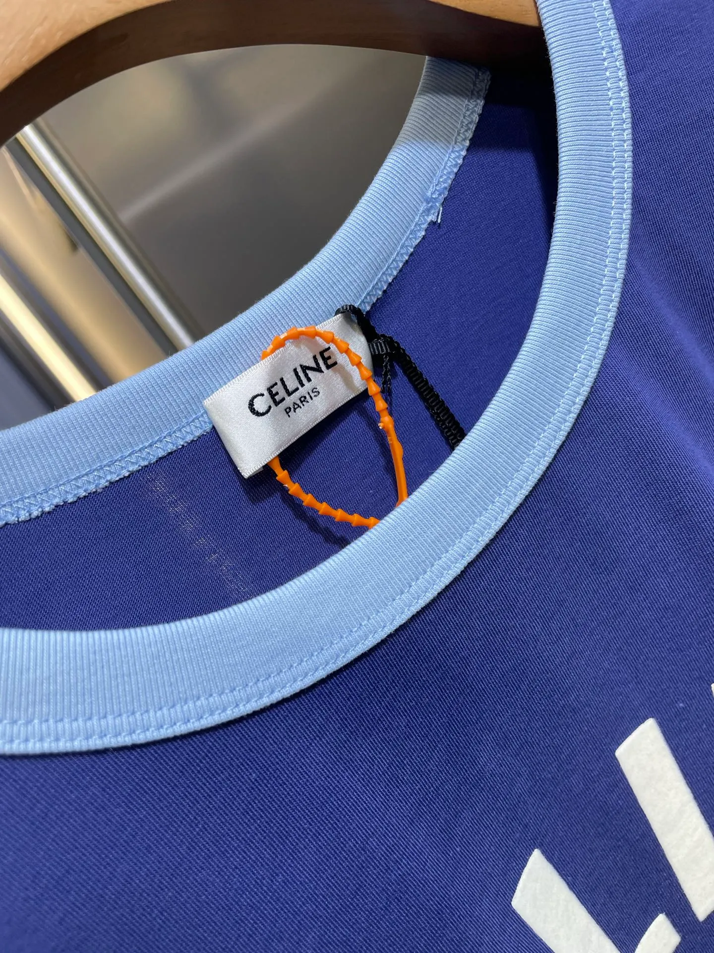 🅿️250 CEL 2025 new arrival in early spring, round neck covered short-sleeved printed 𝑇𝑒𝑒, customized YB twill cotton material, breathable, comfortable and full of texture. The flocked printed short-sleeved T-shirt is cut to highlight the brand style. It is made of pure cotton with a slight stretch and presents a slimming visual effect. The collar and cuffs are designed with contrasting edges to increase the smart and casual feel of the outfit. Looks stylish and stylish when worn alone or paired with an inner layer SML