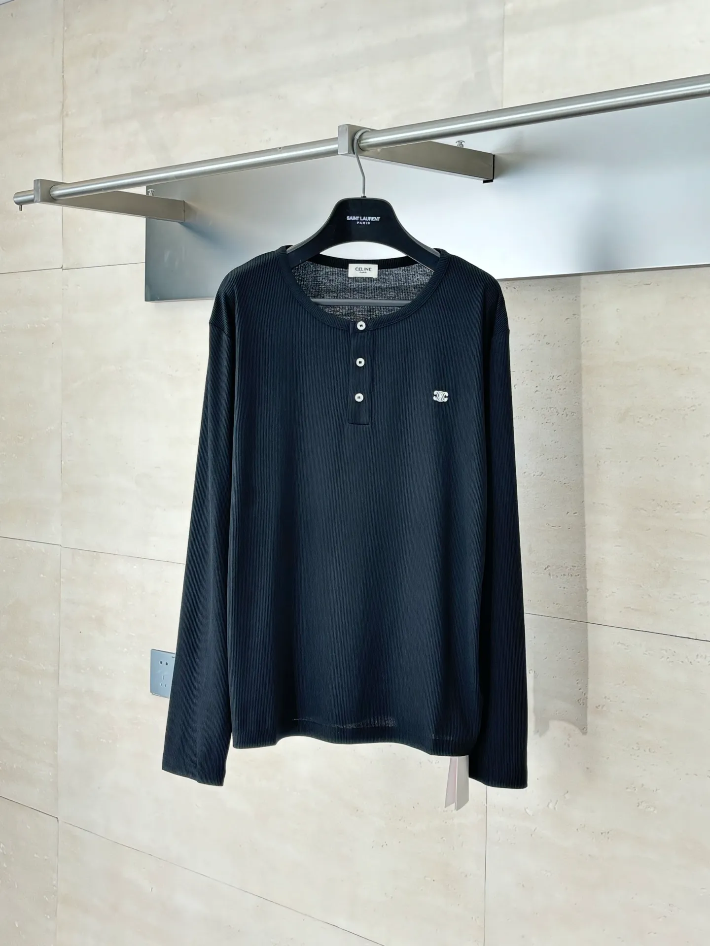 🅿️316 Celin*/Celine 25FW early autumn series TRIOMPHE embroidered long-staple cotton ribbed button long-sleeved T-shirt. Slim fit round neck collar decorated with ribbed trim and 3 mother-of-pearl buttons. Washing method: Dry clean or wrap inside out in a laundry bag. Wash separately and iron on the inside at medium temperature! Do not soak in warm water for washing!  Size：S/M/L