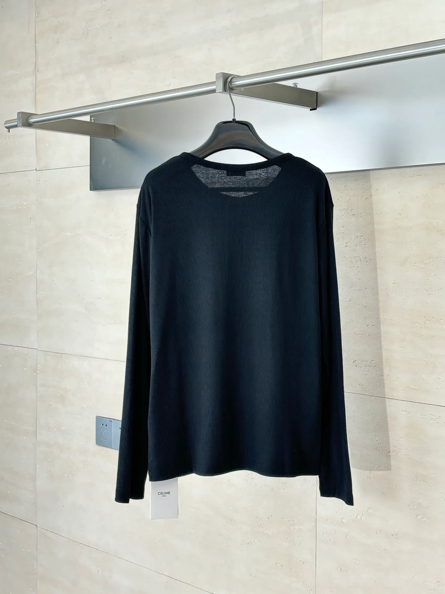 🅿️316 Celin*/Celine 25FW early autumn series TRIOMPHE embroidered long-staple cotton ribbed button long-sleeved T-shirt. Slim fit round neck collar decorated with ribbed trim and 3 mother-of-pearl buttons. Washing method: Dry clean or wrap inside out in a laundry bag. Wash separately and iron on the inside at medium temperature! Do not soak in warm water for washing!  Size：S/M/L