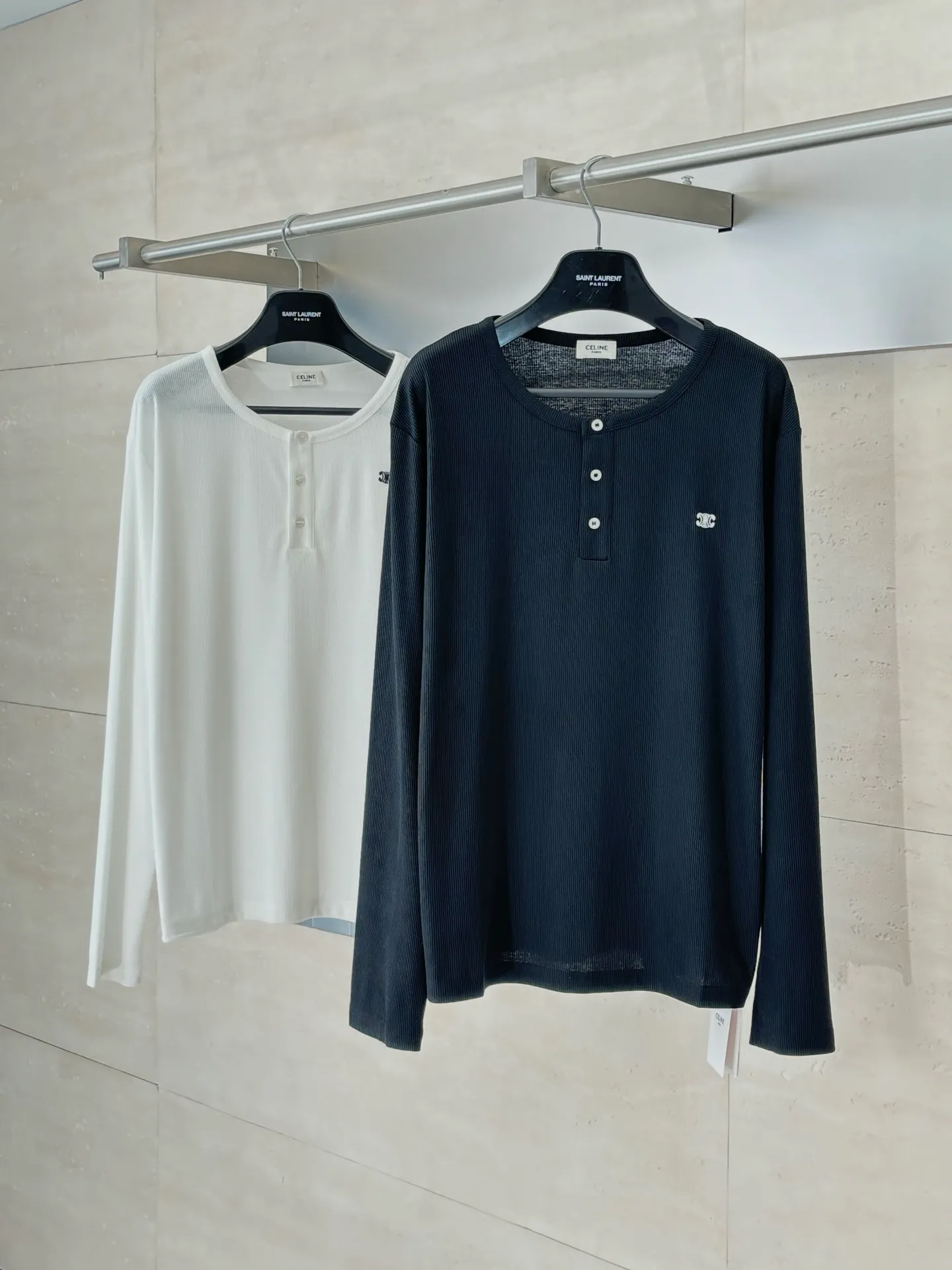 🅿️316 Celin*/Celine 25FW early autumn series TRIOMPHE embroidered long-staple cotton ribbed button long-sleeved T-shirt. Slim fit round neck collar decorated with ribbed trim and 3 mother-of-pearl buttons. Washing method: Dry clean or wrap inside out in a laundry bag. Wash separately and iron on the inside at medium temperature! Do not soak in warm water for washing!  Size：S/M/L