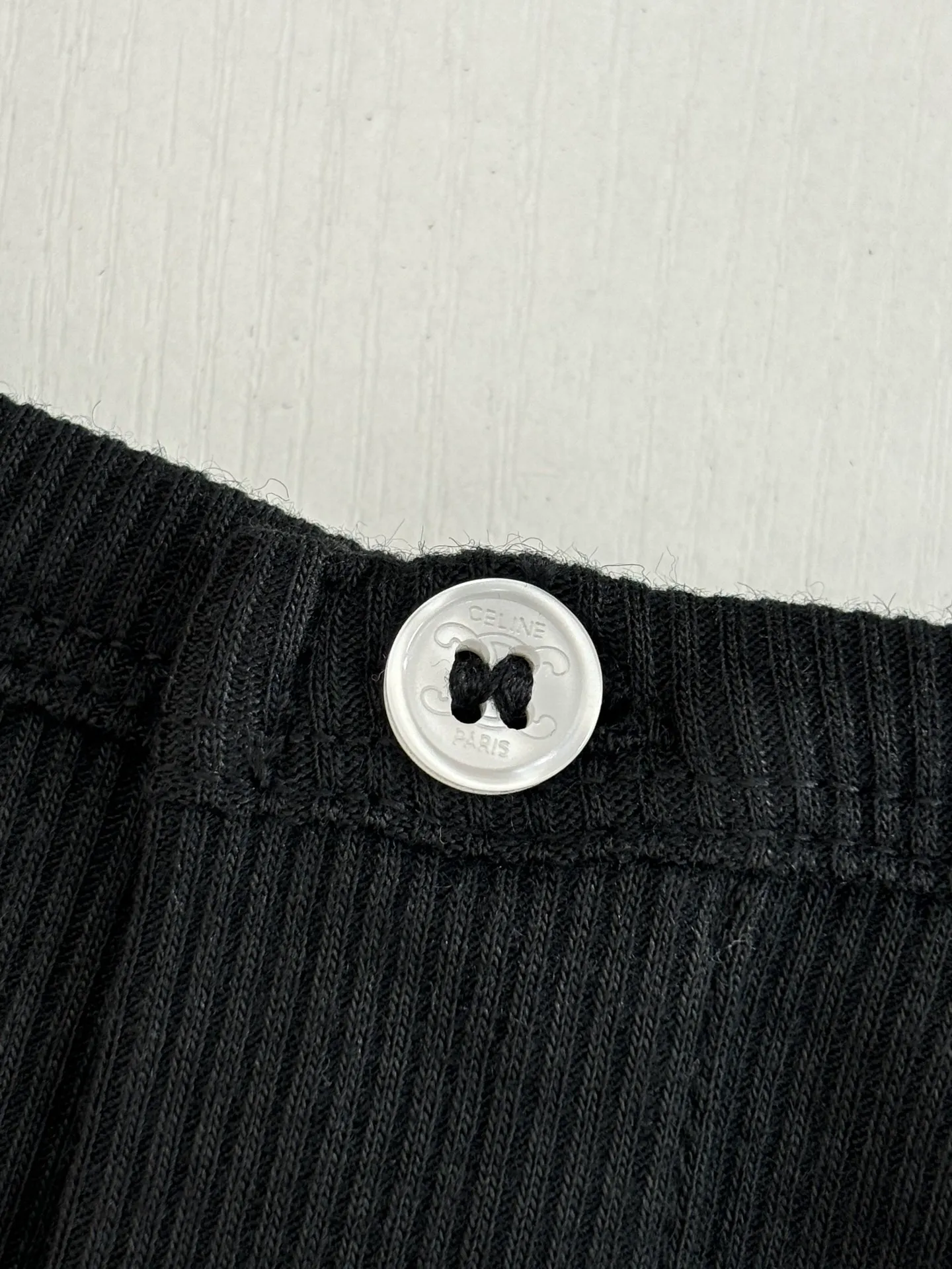 🅿️316 Celin*/Celine 25FW early autumn series TRIOMPHE embroidered long-staple cotton ribbed button long-sleeved T-shirt. Slim fit round neck collar decorated with ribbed trim and 3 mother-of-pearl buttons. Washing method: Dry clean or wrap inside out in a laundry bag. Wash separately and iron on the inside at medium temperature! Do not soak in warm water for washing!  Size：S/M/L