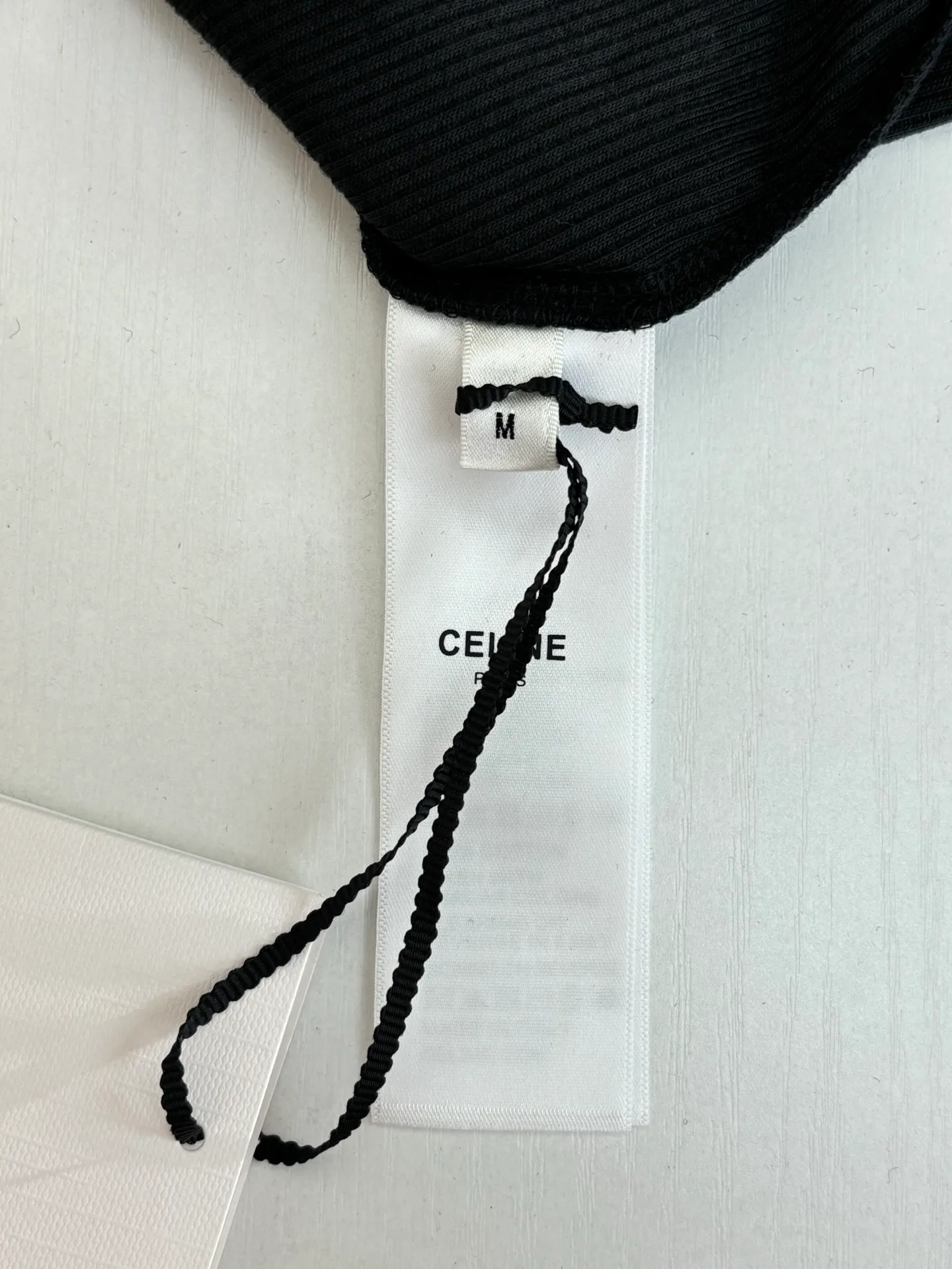 🅿️316 Celin*/Celine 25FW early autumn series TRIOMPHE embroidered long-staple cotton ribbed button long-sleeved T-shirt. Slim fit round neck collar decorated with ribbed trim and 3 mother-of-pearl buttons. Washing method: Dry clean or wrap inside out in a laundry bag. Wash separately and iron on the inside at medium temperature! Do not soak in warm water for washing!  Size：S/M/L