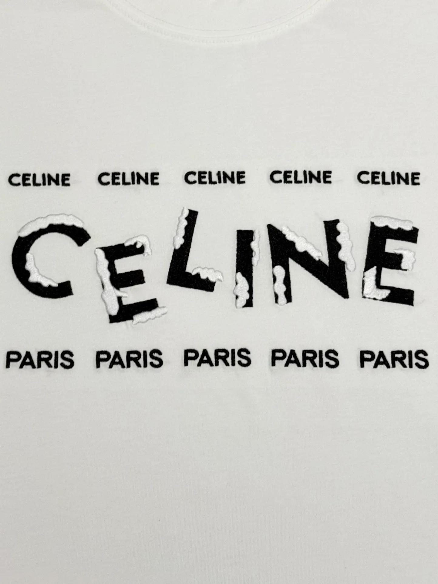 🅿️190 [High quality] CELINE 25ss front panel embroidery process, thickened two-color LOGO, English embroidery on the back, round neck short-sleeved T-shirt, with personalized street design style. The fabric is made of 32 counts of 280g fine cotton double yarn fabric. Customized same-tank dyed fabric. It feels very comfortable, fashionable and personalized. It is super versatile and good-looking. It is very suitable for both men and women. A must-have style. Tag, collar label, washed wheat, three complete labels, packaging, copy paper Packaging sticker color: black white size: S~XL