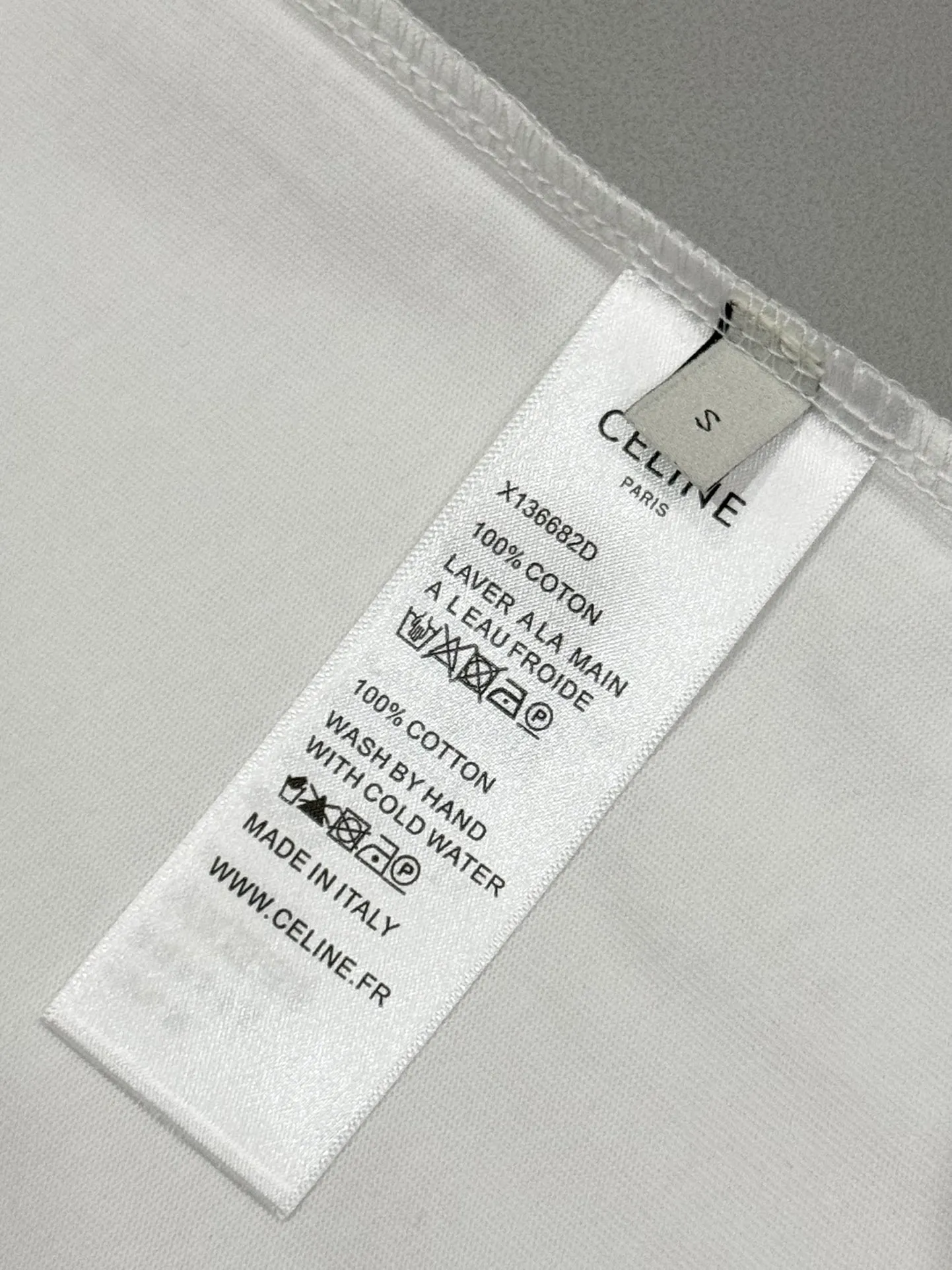 🅿️190 [High quality] CELINE 25ss front panel embroidery process, thickened two-color LOGO, English embroidery on the back, round neck short-sleeved T-shirt, with personalized street design style. The fabric is made of 32 counts of 280g fine cotton double yarn fabric. Customized same-tank dyed fabric. It feels very comfortable, fashionable and personalized. It is super versatile and good-looking. It is very suitable for both men and women. A must-have style. Tag, collar label, washed wheat, three complete labels, packaging, copy paper Packaging sticker color: black white size: S~XL
