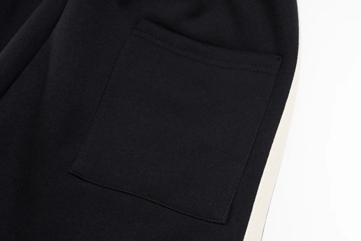 🅿️280 Style No./G169 Celine three-bar classic embroidery small label web sweatpants CELINE official website consistent style Fabric: 450g high-weight premium composite fabrics Weaving and dyeing elastic waist in the same color in the same cylinder Classic letter embroidery full small label ➕ Ribbon technology Supporting: complete three labels Cardboard oil paper code sticker packaging High temperature pre-shrinking process before production will not shrink and deform Imported machine professional plate production os version Can wear up to 200 pounds. Size is measured manually. Error of 2-3cm is normal. Color: Black Size: s m l xl