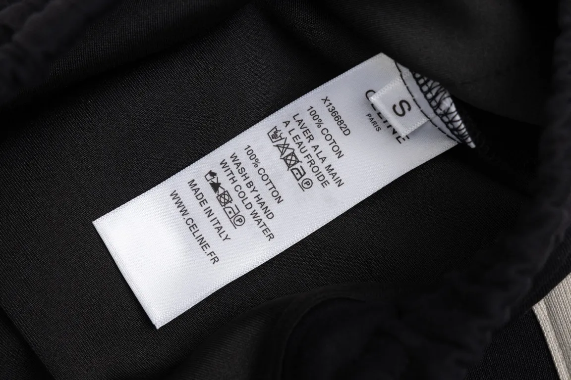 🅿️280 Style No./G169 Celine three-bar classic embroidery small label web sweatpants CELINE official website consistent style Fabric: 450g high-weight premium composite fabrics Weaving and dyeing elastic waist in the same color in the same cylinder Classic letter embroidery full small label ➕ Ribbon technology Supporting: complete three labels Cardboard oil paper code sticker packaging High temperature pre-shrinking process before production will not shrink and deform Imported machine professional plate production os version Can wear up to 200 pounds. Size is measured manually. Error of 2-3cm is normal. Color: Black Size: s m l xl
