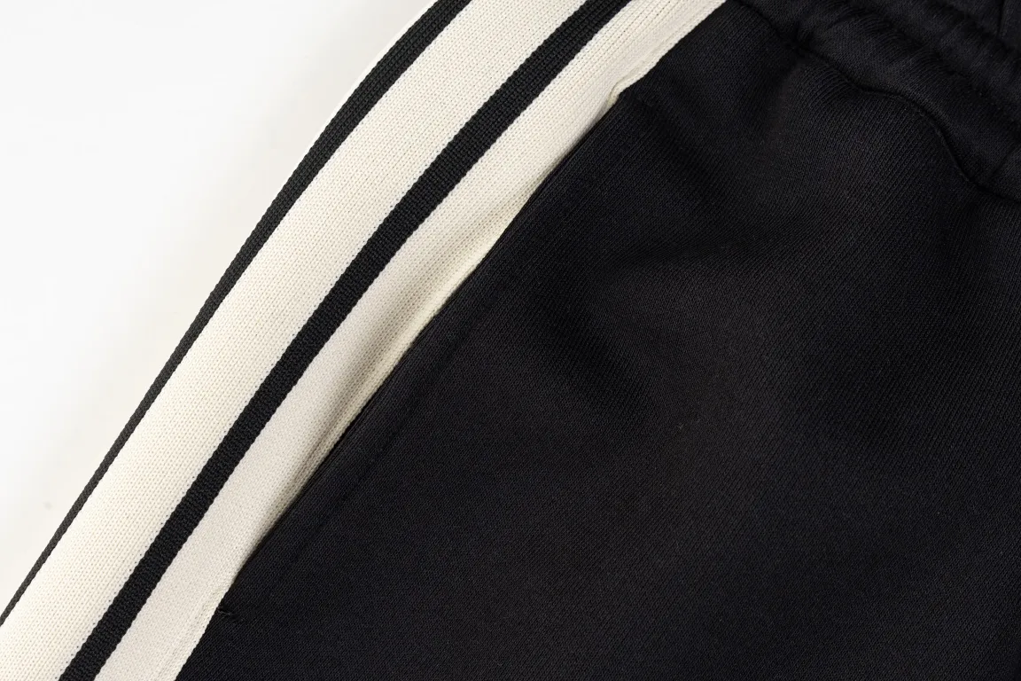 🅿️280 Style No./G169 Celine three-bar classic embroidery small label web sweatpants CELINE official website consistent style Fabric: 450g high-weight premium composite fabrics Weaving and dyeing elastic waist in the same color in the same cylinder Classic letter embroidery full small label ➕ Ribbon technology Supporting: complete three labels Cardboard oil paper code sticker packaging High temperature pre-shrinking process before production will not shrink and deform Imported machine professional plate production os version Can wear up to 200 pounds. Size is measured manually. Error of 2-3cm is normal. Color: Black Size: s m l xl