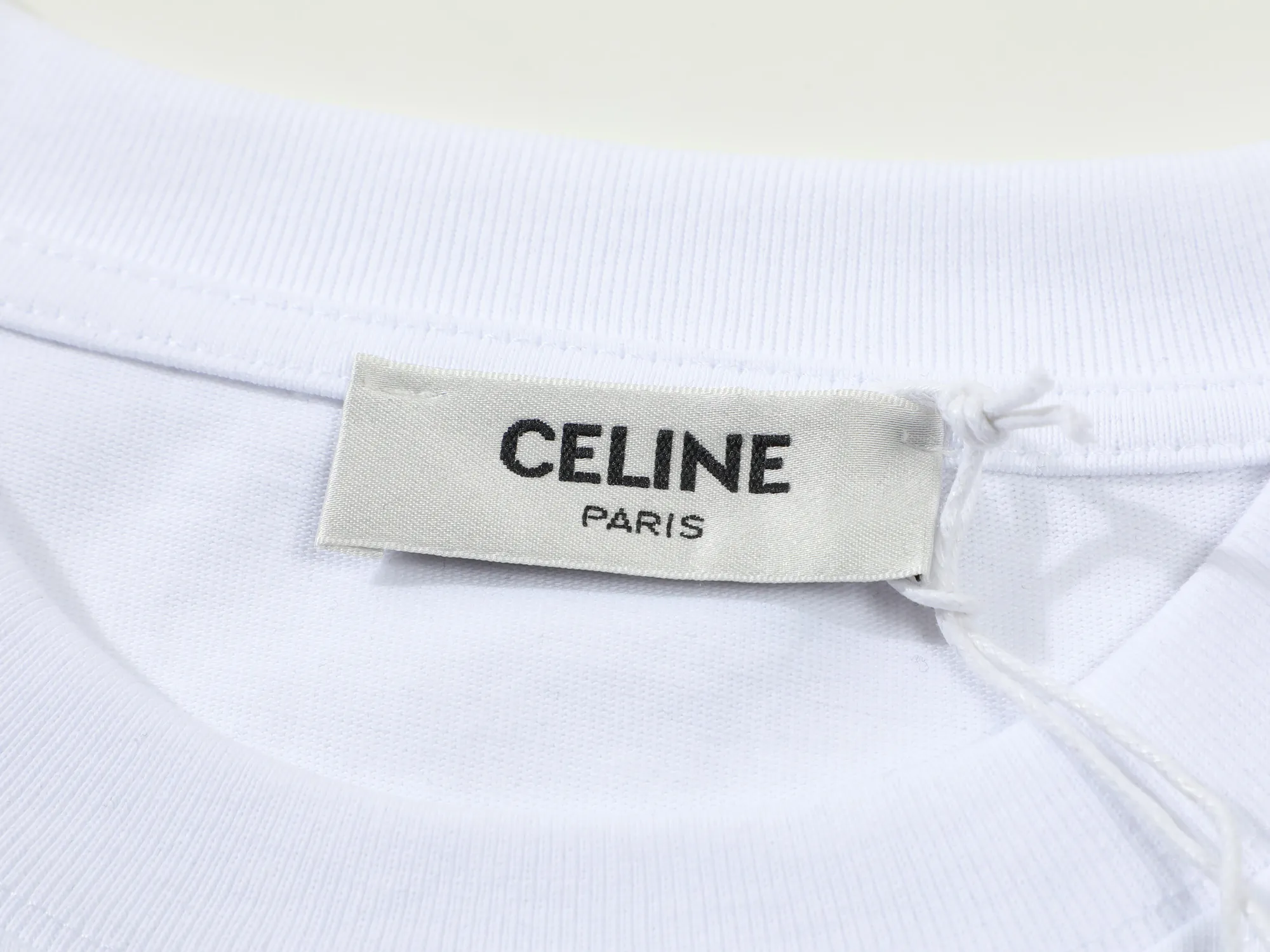 🅿️170 Celin* Celin LOGO embroidery stickers with hand-cut letters‼ ️Short-sleeved T-shirt® *Customized 280g cotton fabric, the fabric is soft, skin-friendly and comfortable *Laminated letter logo on the front *A very simple and elegant one that is unparalleled in terms of upper body comfort, interpreting your luxury and taste, and creating your fashionable charm. ⚠️Washing method: It is recommended to dry clean or wrap the reverse side in a laundry bag and machine wash it quickly in cold water and let it dry naturally! ⚠️ Unisex style 𝐂𝐎𝐋𝐎𝐔𝐑: White Black 𝐒𝐈𝐙𝐄: S-XL