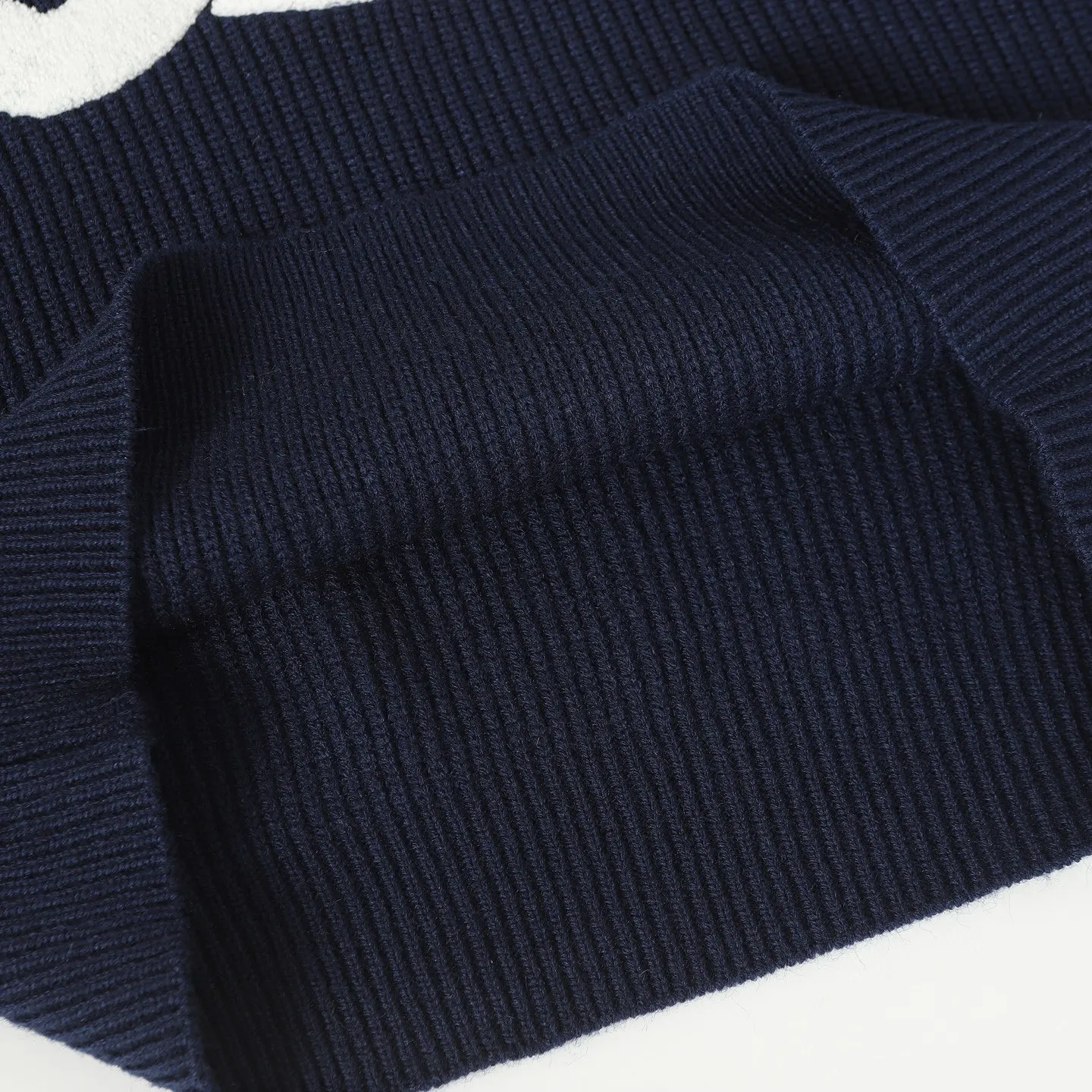 🅿️370 Celine/Celine 25Fw early autumn new Arc de Triomphe logo cardigan exclusively developed by yb! High quality production! Three-dimensional towel embroidered Arc de Triomphe heavyweight 100% imported wool yarn, the texture is invincible, come to those who know the stuff! The classic version has a lazy retro temperament, a preppy style for younger girls, and the upper body is versatile, handsome and fashionable! A must-have high-end item for Bai Fumei! The pattern doesn’t make your upper body look slimmer! Highly recommended for self-retention Color: Navy/Grey Size: S M L