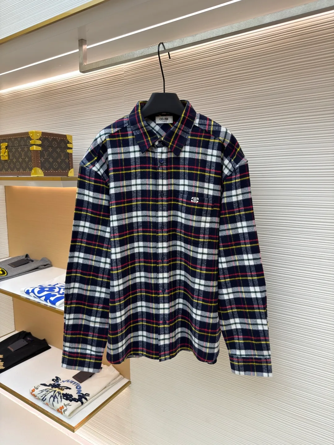 Celine logo plaid shirt ●Original version: Purchased and developed for 13,000 ●Item number: 1682090-A95 ●Material: plaid velvet fabric ●Technology: embroidery production ●Color: colorful plaid ●Version: fitted version ●Weight: about 415 grams ●Size: 38-39-40-41 ●Description: Customized plaid velvet, clear texture, full texture, comfortable and close to the skin, using the plaid as a canvas A flowing color exhibition. An iconic Arc de Triomphe embroidery is embellished on the chest patch pocket to provide a visual anchor for the large-area plaid. It breaks the monotonous repetition of the pattern and condenses the brand's century-old gene into the art of a square inch. The just-right slightly dropped shoulder design creates a casual sense of relaxation. The style does not need to be declared, but it has its own medal. Adopting imported machine embroidery technology and using advanced computer control systems and precision mechanical components to achieve Celine Arc de Triomphe embroidery operations with high precision and smooth and delicate lines. The infrared positioning cutting machine uses infrared transmitters and infrared receivers to achieve precise positioning of materials. The accuracy can reach the micron level to meet the effect of high-precision cutting of alignment strips. Fabric sanding process uses mechanical friction and rubs the surface of the fabric with a high-speed rotating sanding machine. Adjust the time and intensity to control the fluff density. To improve its texture and comfort, the fabrics have been fermented and washed to give a better hand feel. They are not easy to deform, shrink or fade, and maintain long-term beauty. The overall wiring is straight and delicate, the fabric is comfortable and soft, and the color is consistent without color difference. It can be matched with the same style to create a fashionable look and control various occasions. Customized accessories, complete with three standards, same style for men and women!