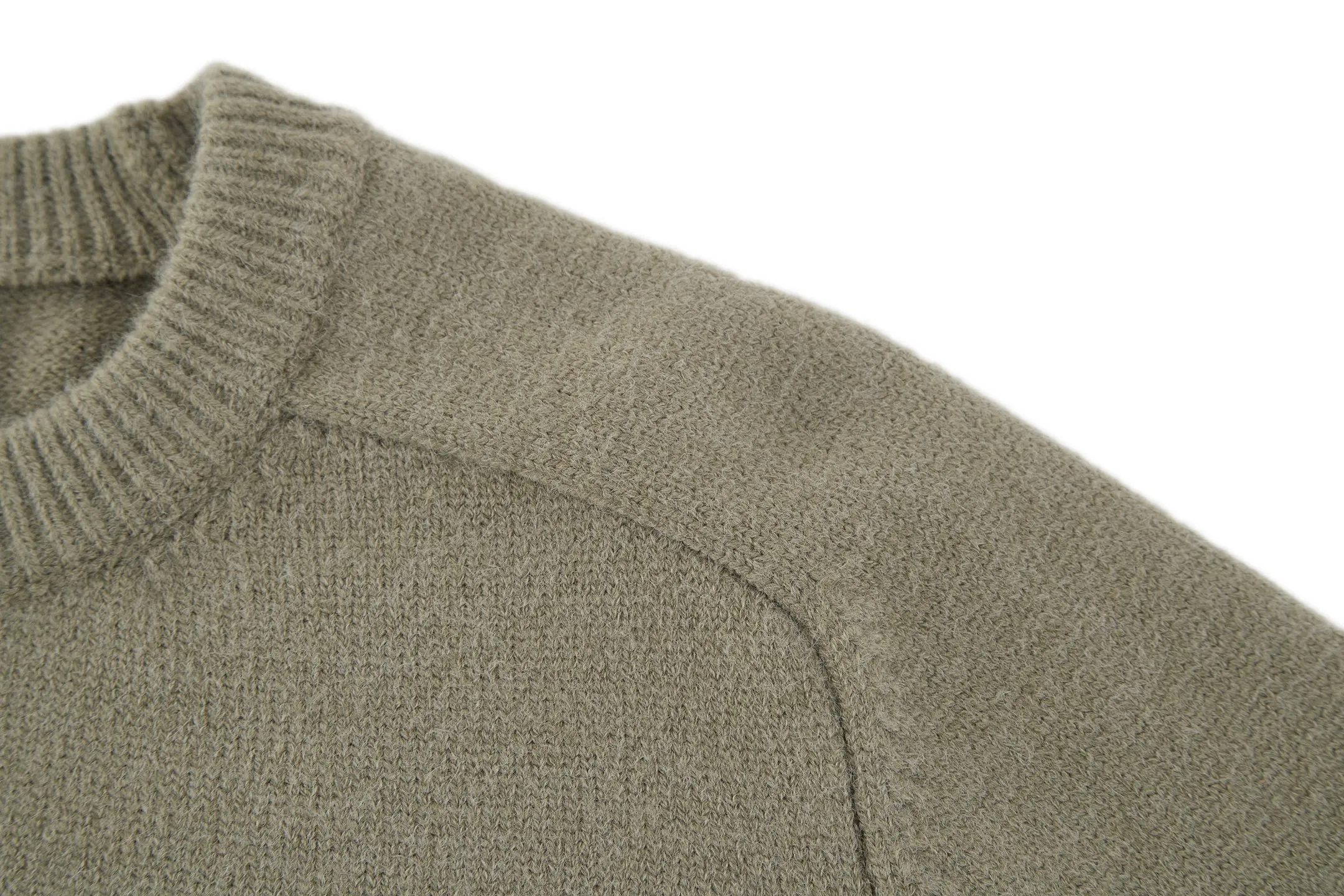 🅿️370 exclusive supply] Celine Arc de Triomphe embroidered logo sweater (green) The original version was purchased and developed for 9,900. The fabric is made of 35% wool, 15% cashmere, and 50% cotton yarn. This fabric is soft and has a three-dimensional shape that won't change shape after being worn for a long time. The embroidery uses 3D three-dimensional embroidery, and the chest is embellished with the Arc de Triomphe embroidered logo. This style is machine-knitted with 7 needles, and the high-density thick stitching ensures warmth. Later process: washing and color fixation - fixed version - wool impurities. Size:S-M-L-XL